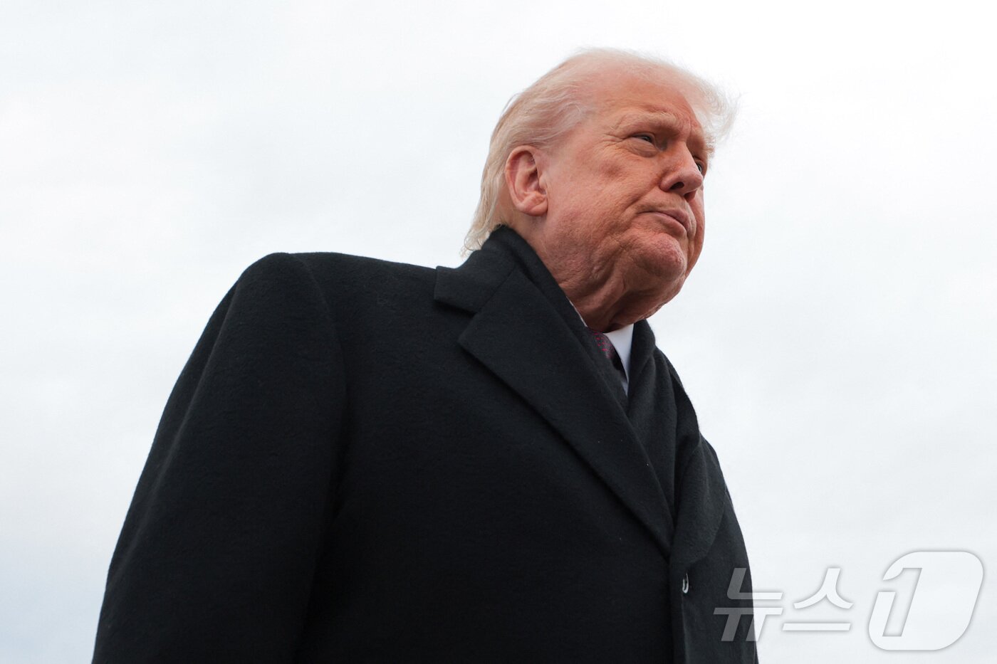 본문 이미지 - 도널드 트럼프 미국 대통령이 17일(현지시간) 메릴랜드주 앤드루스 합동 기지에서 에어포스원에서 내려 기자들에게 말하고 있다. 2025.12.17 ⓒ AFP=뉴스1 ⓒ News1 김경민 기자