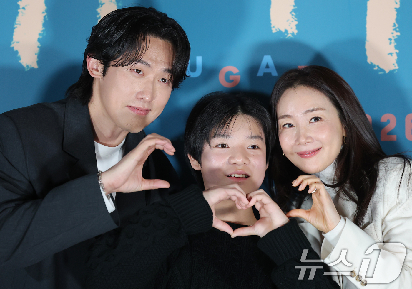 (서울=뉴스1) 권현진 기자 = 배우 민진웅(왼쪽부터)과 고동하, 최지우가 18일 오전 서울 용산GCV 아이파크몰점에서 열린 영화 ‘슈가'(감독 최신춘) 제작보고회에서 포즈를 취하 …
