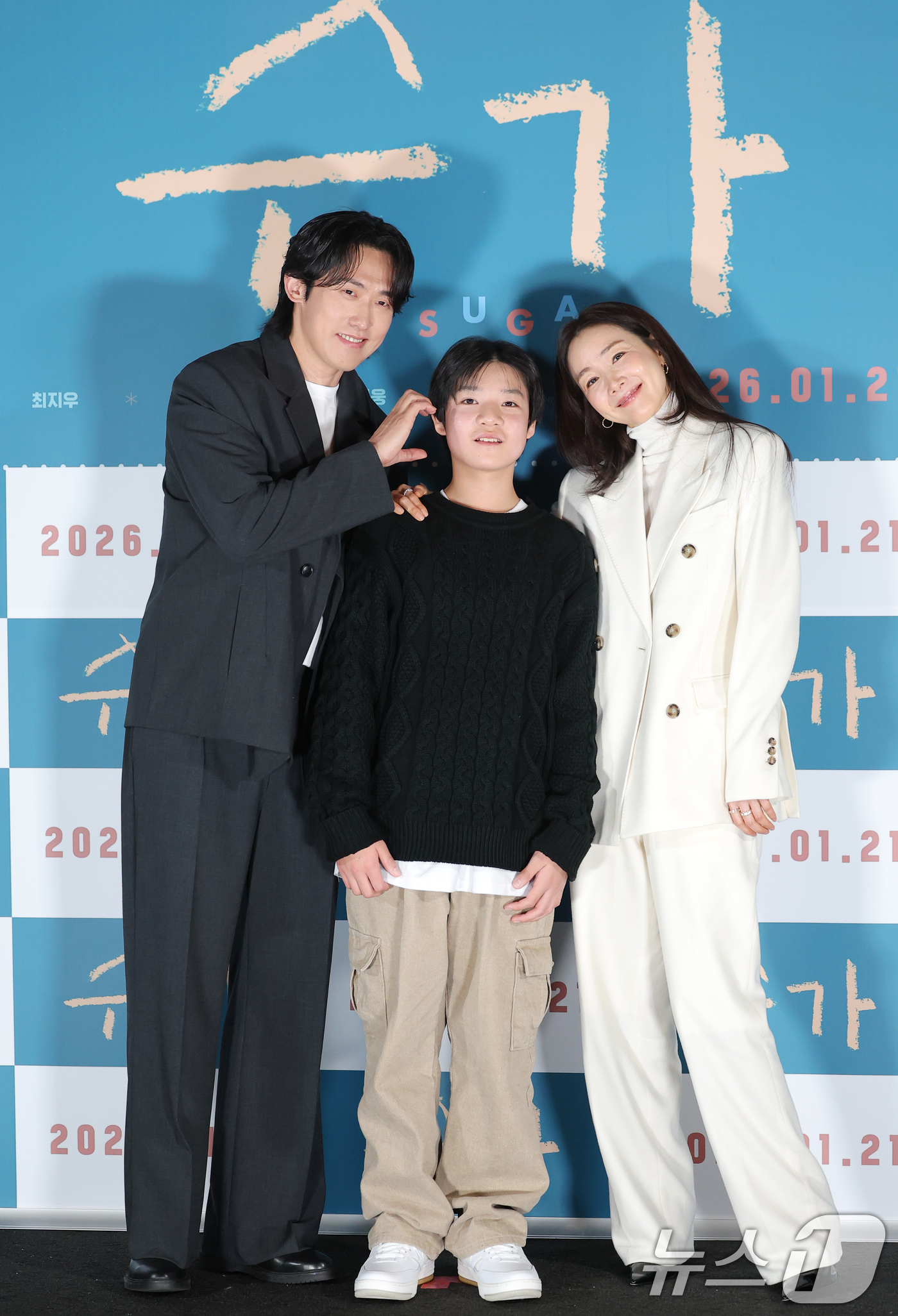 (서울=뉴스1) 권현진 기자 = 배우 민진웅(왼쪽부터)과 고동하, 최지우가 18일 오전 서울 용산GCV 아이파크몰점에서 열린 영화 ‘슈가'(감독 최신춘) 제작보고회에서 포즈를 취하 …