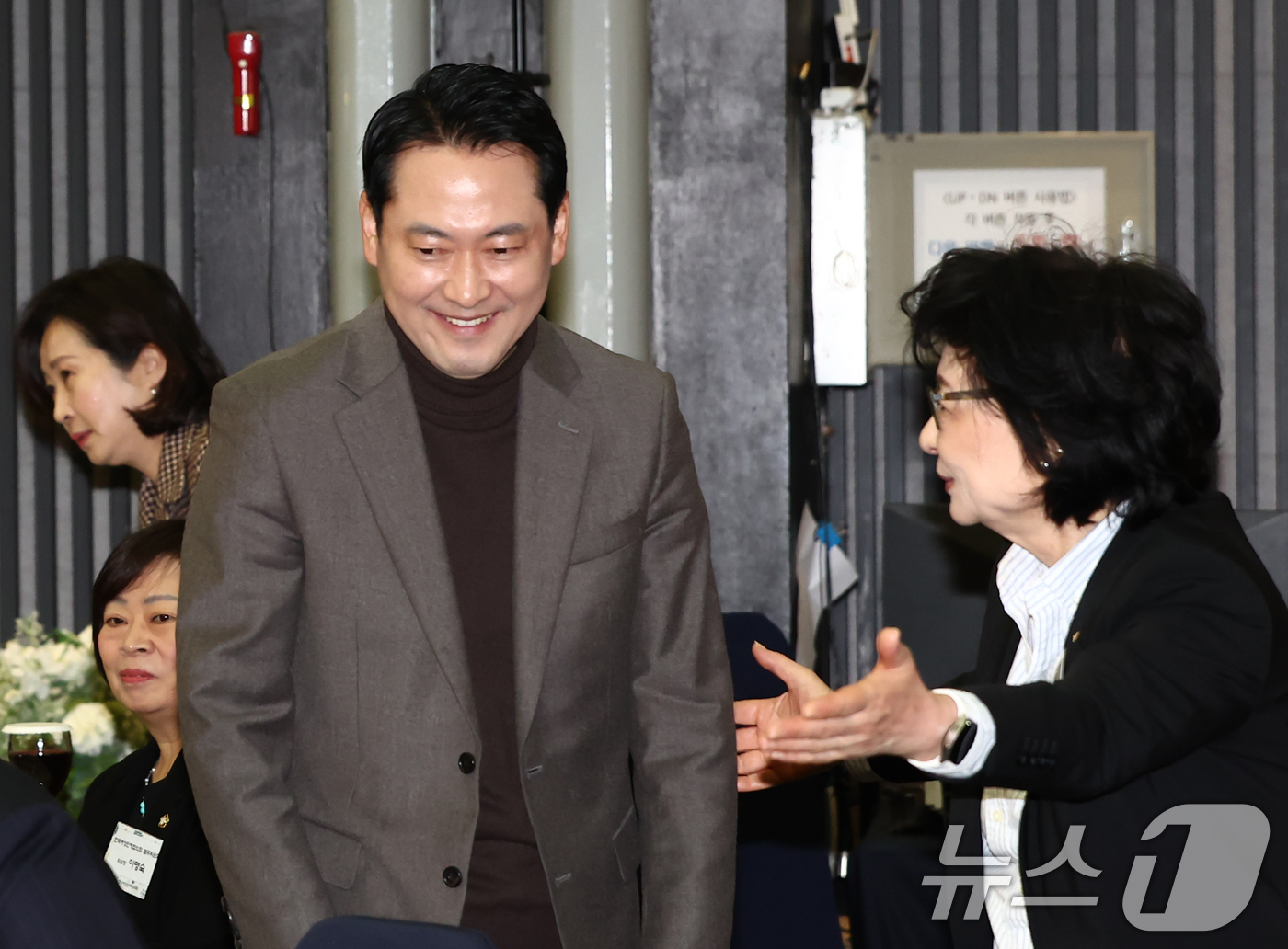 (서울=뉴스1) 김민지 기자 = 장동혁 국민의힘 대표가 18일 오전 서울 용산구 공군호텔에서 열린 한국여성단체협의회 제66주년 창립기념식에 참석하고 있다. 오른쪽은 허명 협회장. …