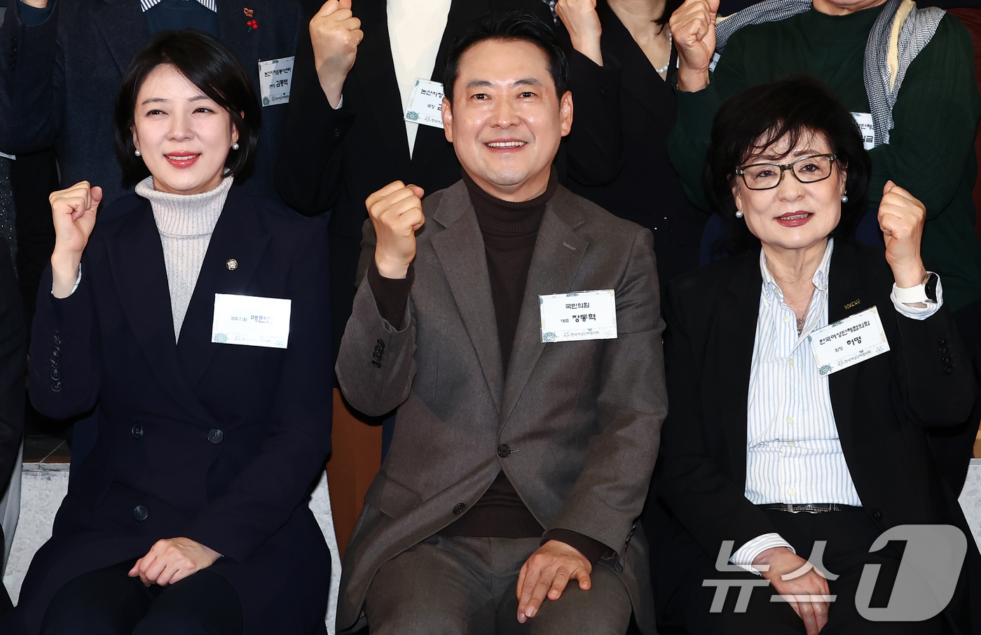 (서울=뉴스1) 김민지 기자 = 장동혁 국민의힘 대표가 18일 오전 서울 용산구 공군호텔에서 열린 한국여성단체협의회 제66주년 창립기념식에서 허명 협회장, 배현진 의원 등 참석자들 …