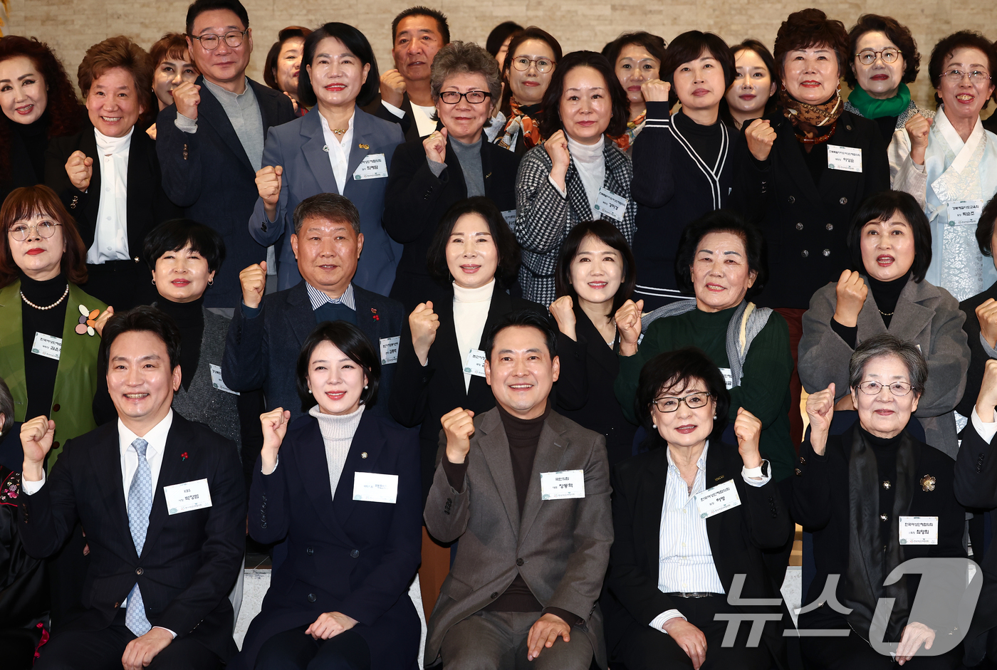 (서울=뉴스1) 김민지 기자 = 장동혁 국민의힘 대표(앞줄 가운데)가 18일 오전 서울 용산구 공군호텔에서 열린 한국여성단체협의회 제66주년 창립기념식에서 허명 협회장 등 참석자들 …