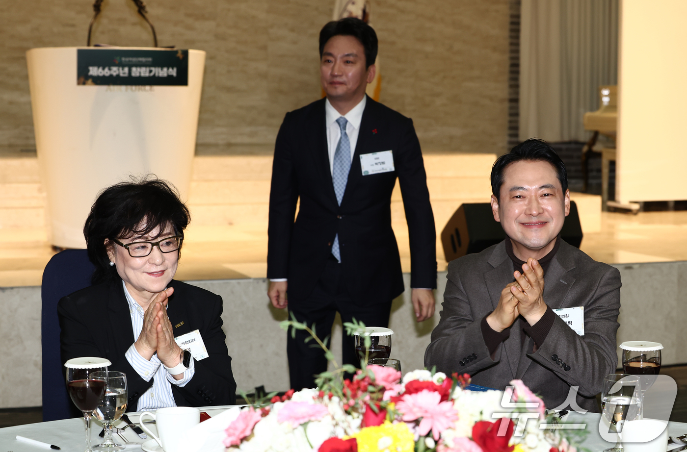 (서울=뉴스1) 김민지 기자 = 장동혁 국민의힘 대표가 18일 오전 서울 용산구 공군호텔에서 열린 한국여성단체협의회 제66주년 창립기념식에서 손뼉을 치고 있다. 왼쪽부터 허명 협회 …