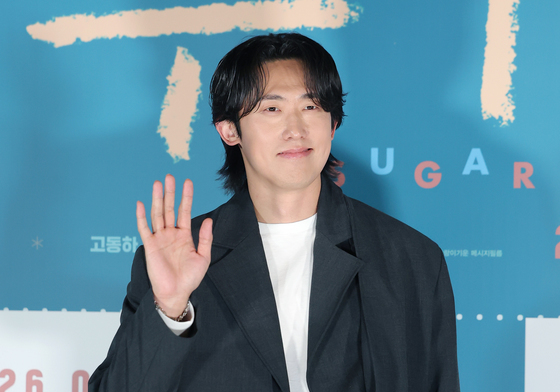 민진웅, 부드러운 손 인사