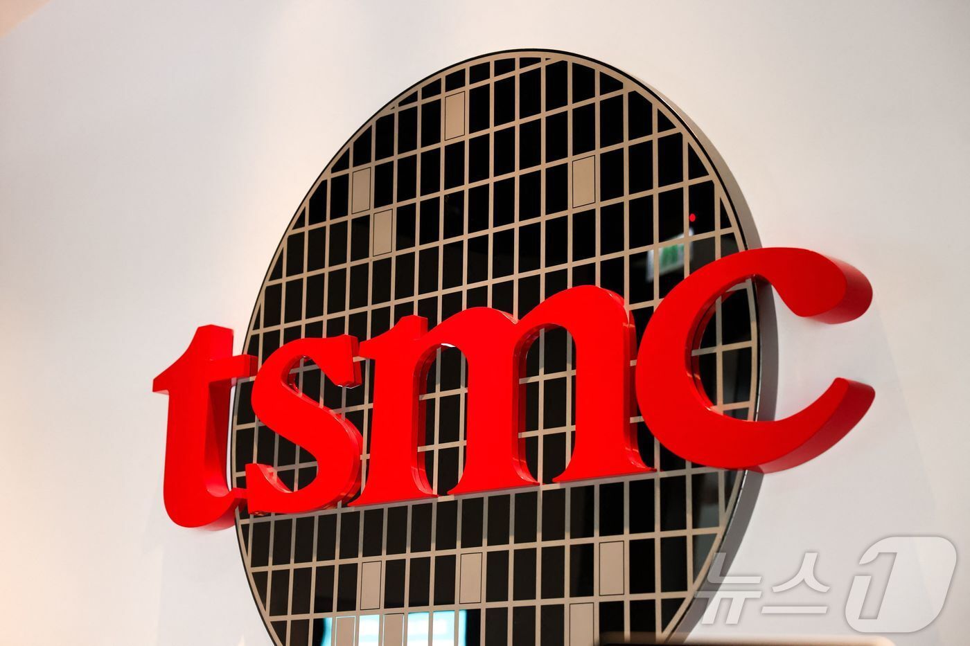 본문 이미지 - TSMC 로고. FILES-TAIWAN-SEMICONDUCTORS-EARNINGS-TSMC ⓒ AFP=뉴스1