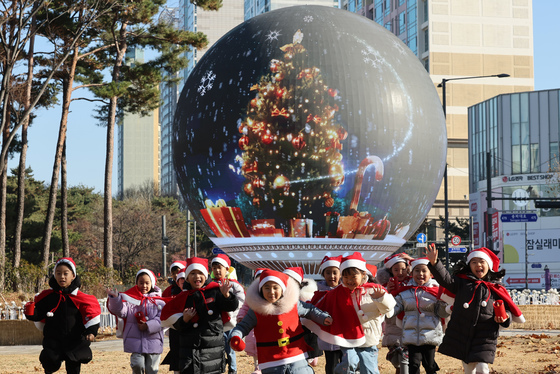 더 스피어 크리스마스 미디어아트