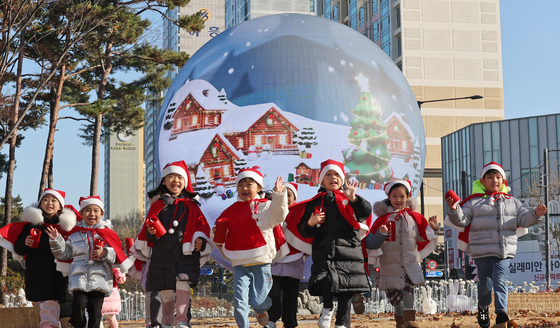 [뉴스1 PICK]석촌호수 '더 스피어'로 상영되는 초대형 크리스마스 미디어아트
