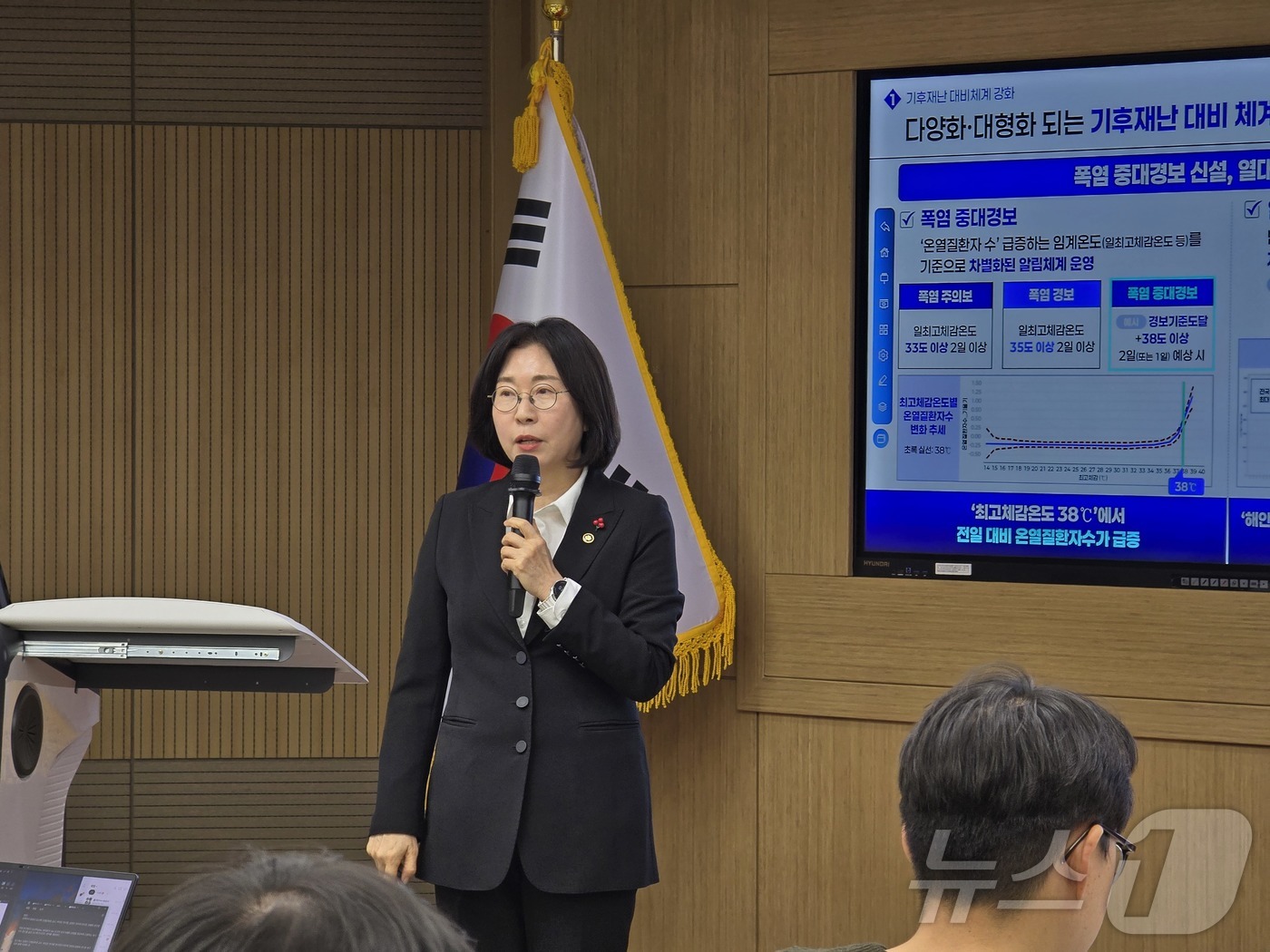 (서울=뉴스1) 황덕현 기후환경전문기자 = 이미선 기상청장이 18일 서울 동작구 기상청 서울청사에서 2026년 추진할 주요정책에 대해 설명하고 있다. 기상청은 폭염특보에 \'중대 …