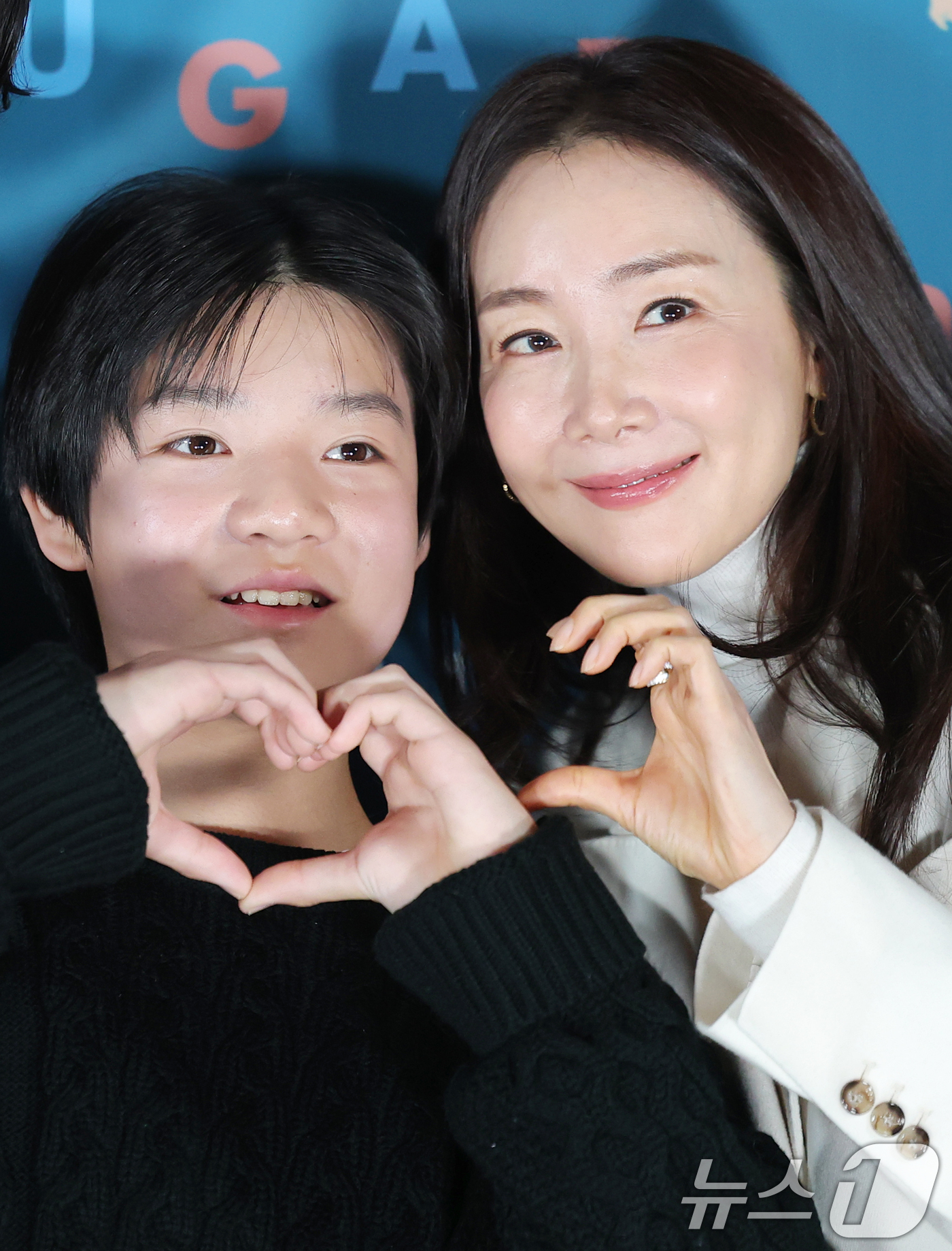 (서울=뉴스1) 권현진 기자 = 배우 고동하가 최지우(오른쪽)가 18일 오전 서울 용산GCV 아이파크몰점에서 열린 영화 ‘슈가'(감독 최신춘) 제작보고회에서 포즈를 취하고 있다.' …