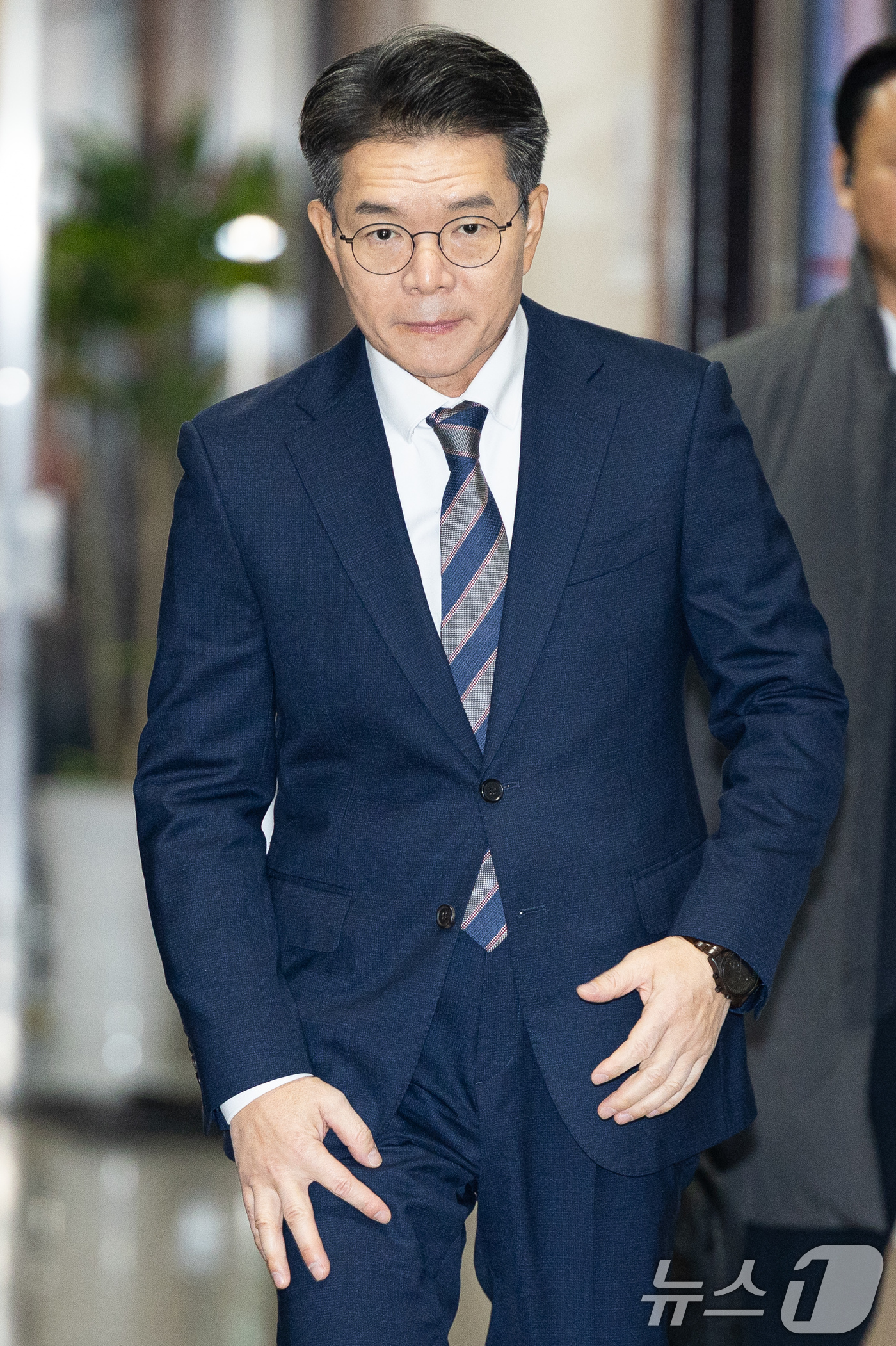 (서울=뉴스1) 유승관 기자 = 정원오 서울 성동구청장이 18일 서울 여의도 국회에서 정청래 더불어민주당 대표와 면담하기 위해 이동하고 있다. 2025.12.18/뉴스1