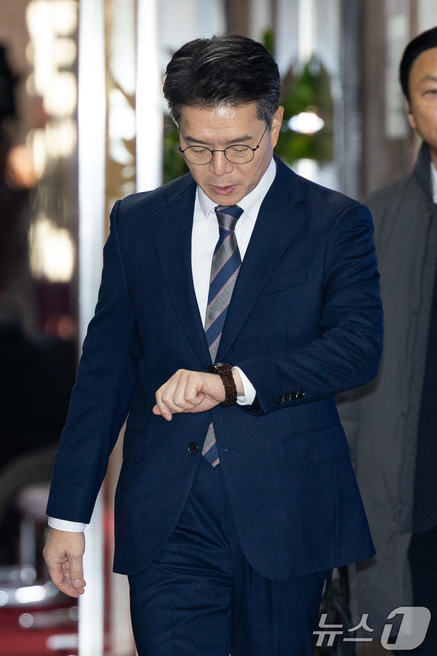 (서울=뉴스1) 유승관 기자 = 정원오 서울 성동구청장이 18일 서울 여의도 국회에서 정청래 더불어민주당 대표와 면담하기 위해 이동하고 있다. 2025.12.18/뉴스1