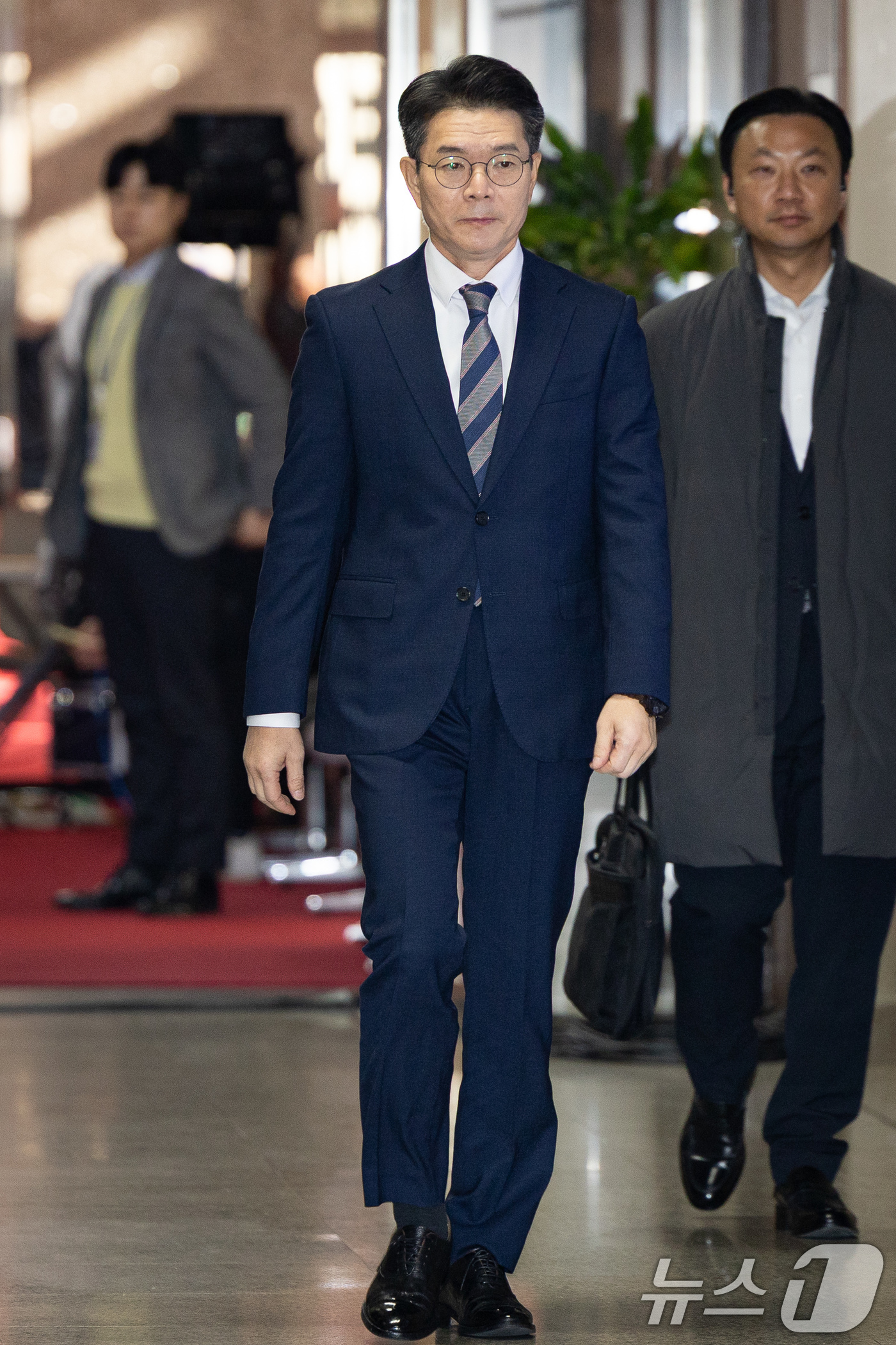 (서울=뉴스1) 유승관 기자 = 정원오 서울 성동구청장이 18일 서울 여의도 국회에서 정청래 더불어민주당 대표와 면담하기 위해 이동하고 있다. 2025.12.18/뉴스1