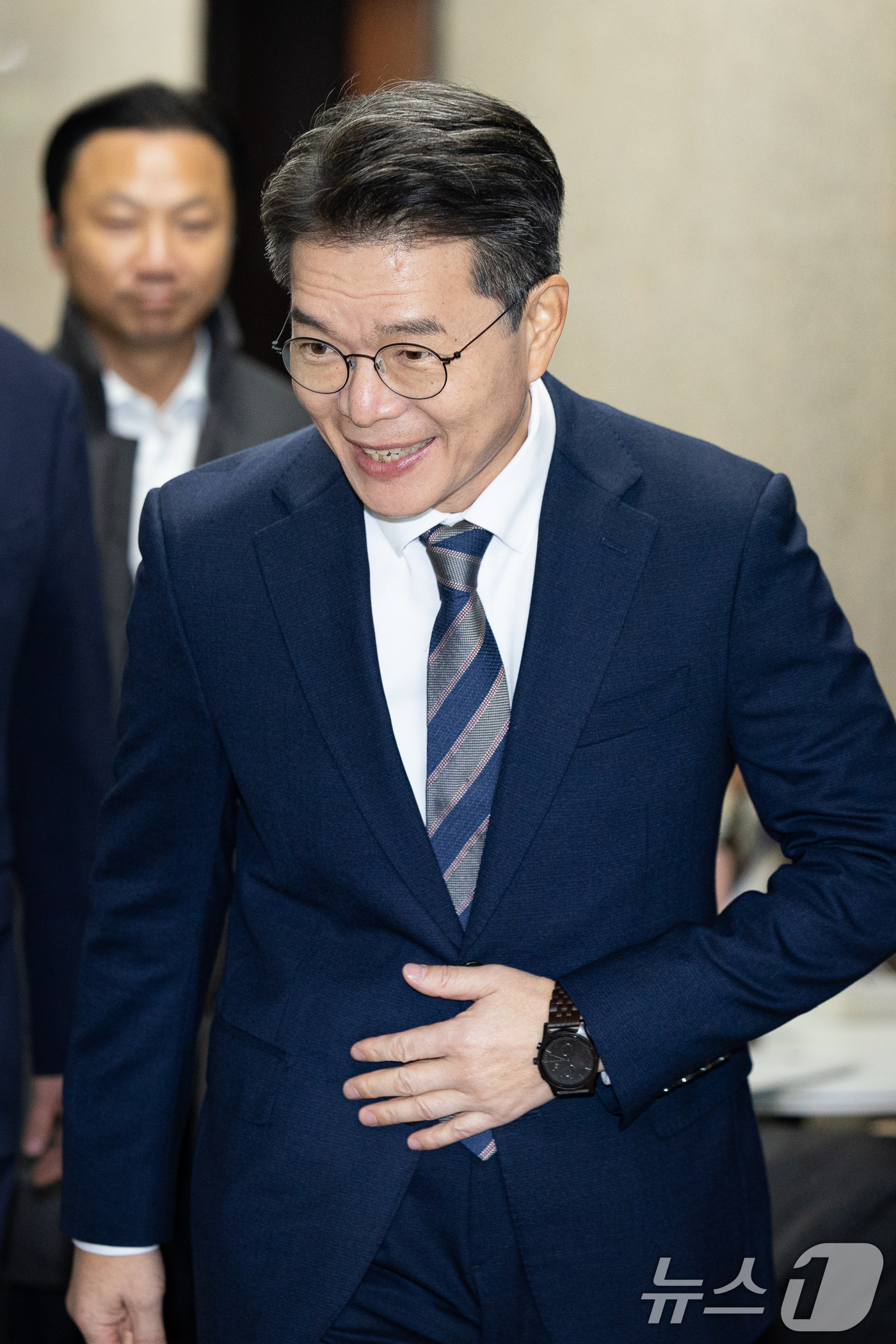 (서울=뉴스1) 유승관 기자 = 정원오 서울 성동구청장이 18일 서울 여의도 국회에서 정청래 더불어민주당 대표와 면담하기 위해 이동하고 있다. 2025.12.18/뉴스1