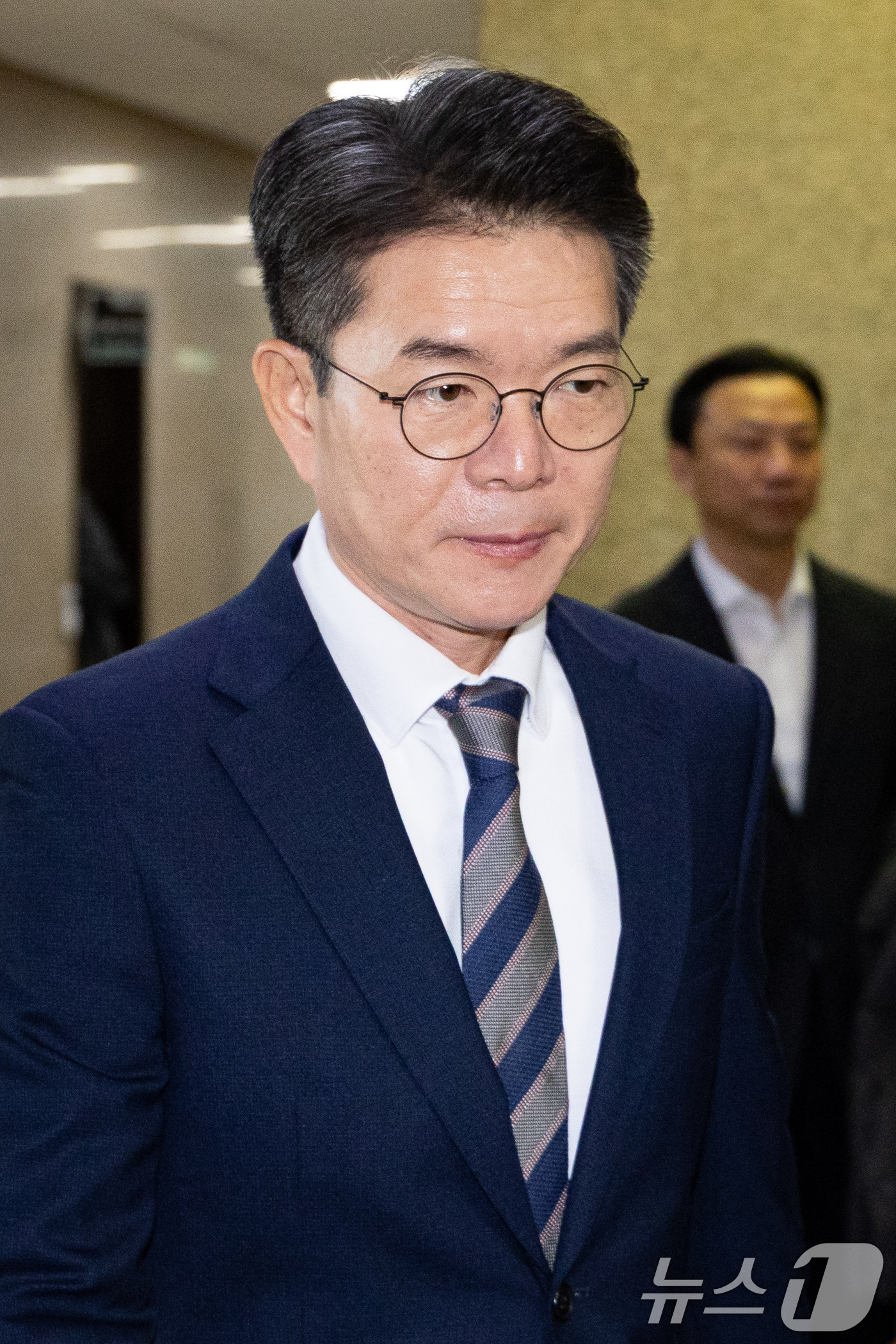 (서울=뉴스1) 유승관 기자 = 정원오 서울 성동구청장이 18일 서울 여의도 국회에서 정청래 더불어민주당 대표와 면담하기 위해 당대표실로 들어서고 있다. 2025.12.18/뉴스1 …
