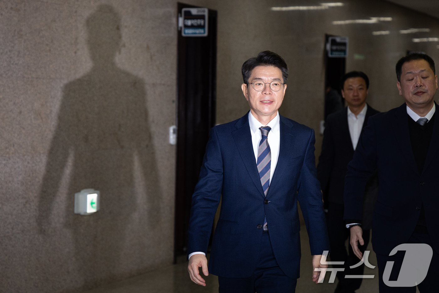 (서울=뉴스1) 유승관 기자 = 정원오 서울 성동구청장이 18일 서울 여의도 국회에서 정청래 더불어민주당 대표와 면담하기 위해 당대표실로 들어서고 있다. 2025.12.18/뉴스1 …