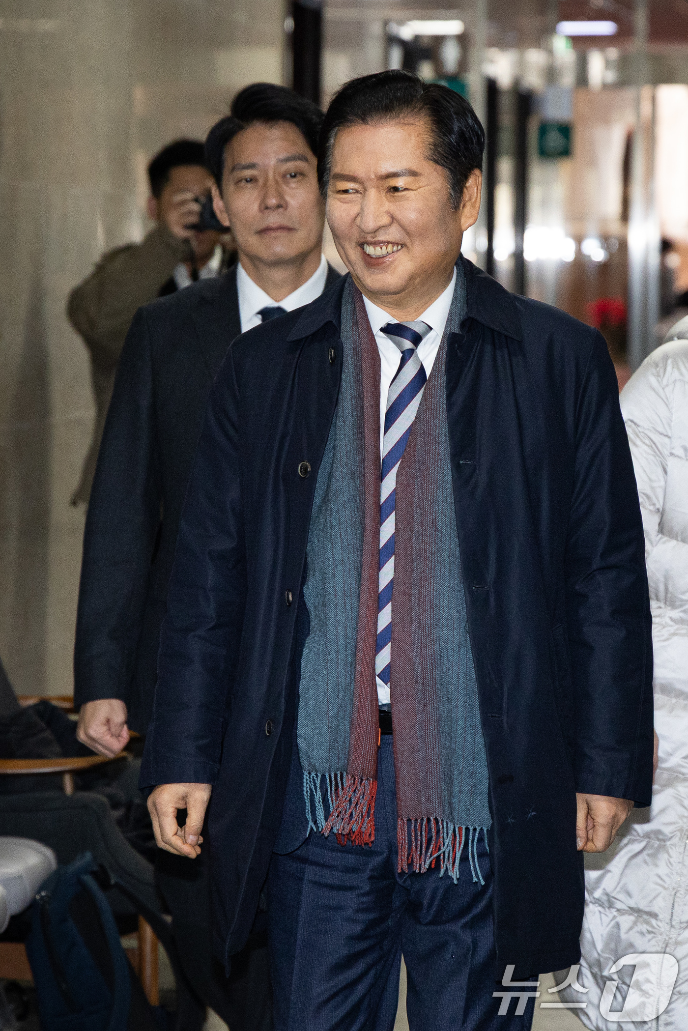 (서울=뉴스1) 유승관 기자 = 정청래 더불어민주당 대표가 18일 서울 여의도 국회에서 정원오 서울 성동구청장과 면담하기 위해 이동하고 있다. 2025.12.18/뉴스1