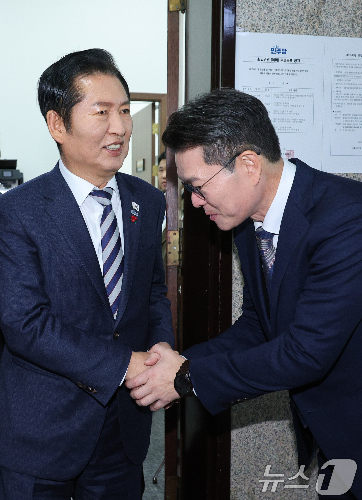 (서울=뉴스1) 신웅수 기자 = 정청래 더불어민주당 대표가 18일 서울 여의도 국회에서 정원오 성동구청장과 면담을 마친 후 악수하고 있다.  2025.12.18/뉴스1