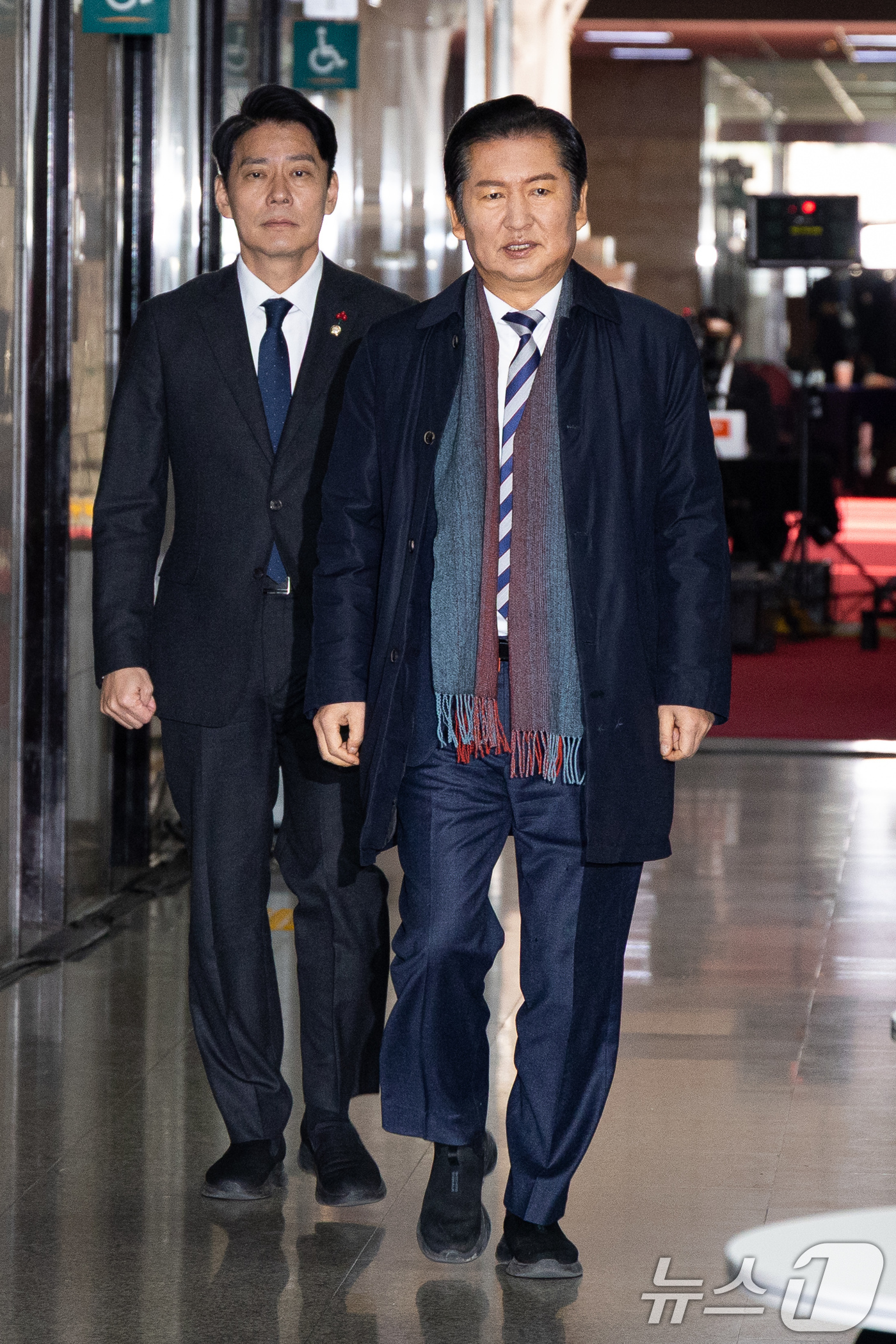 (서울=뉴스1) 유승관 기자 = 정청래 더불어민주당 대표가 18일 서울 여의도 국회에서 정원오 서울 성동구청장과 면담하기 위해 이동하고 있다. 2025.12.18/뉴스1