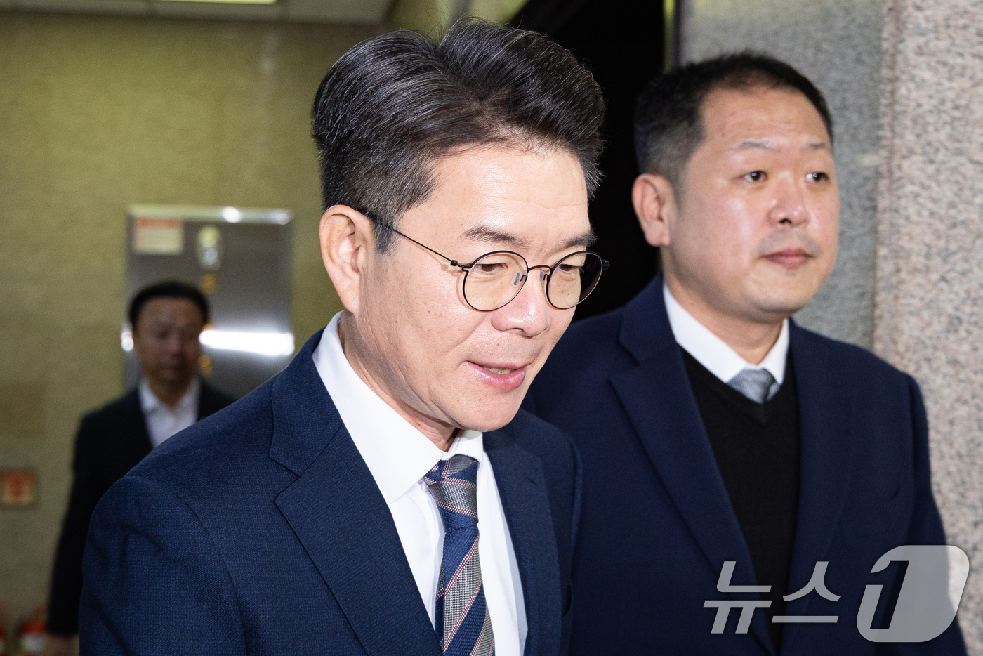 (서울=뉴스1) 유승관 기자 = 정원오 서울 성동구청장이 18일 서울 여의도 국회에서 정청래 더불어민주당 대표와 면담하기 위해 당대표실로 들어서고 있다. 2025.12.18/뉴스1 …