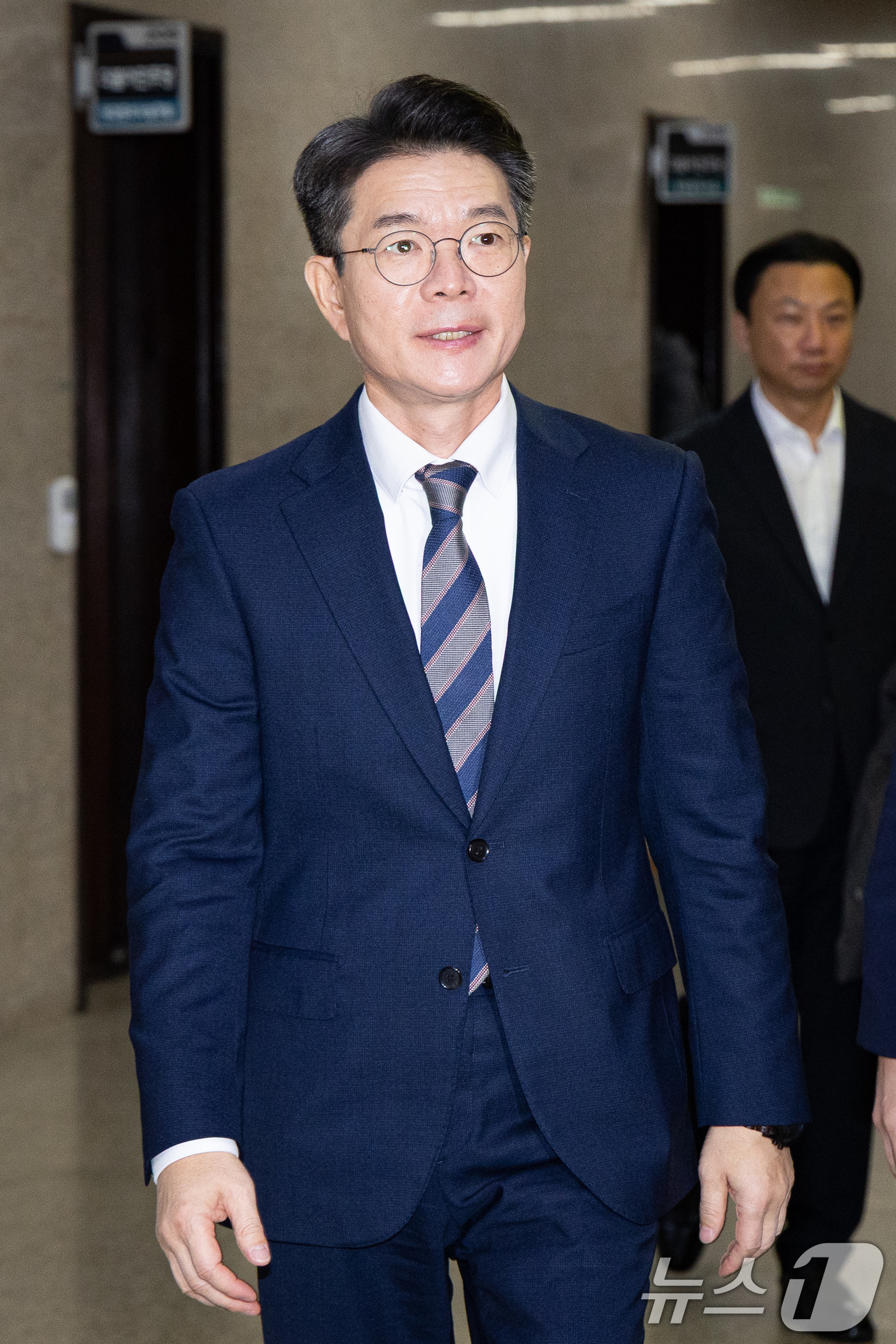 (서울=뉴스1) 유승관 기자 = 정원오 서울 성동구청장이 18일 서울 여의도 국회에서 정청래 더불어민주당 대표와 면담하기 위해 당대표실로 들어서고 있다. 2025.12.18/뉴스1 …