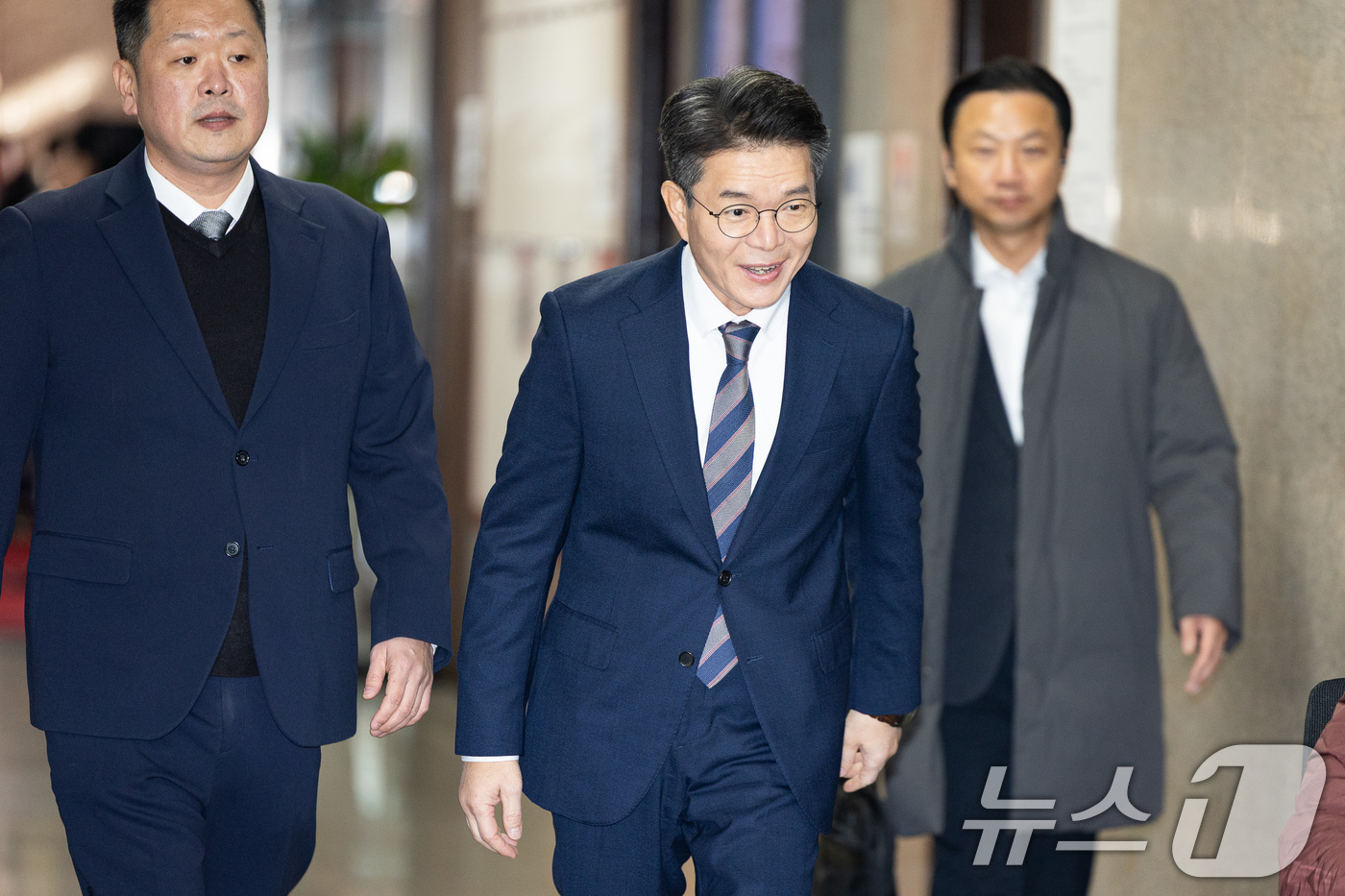 (서울=뉴스1) 유승관 기자 = 정원오 서울 성동구청장이 18일 서울 여의도 국회에서 정청래 더불어민주당 대표와 면담하기 위해 이동하고 있다. 2025.12.18/뉴스1