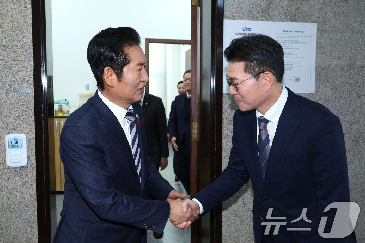 (서울=뉴스1) 신웅수 기자 = 정청래 더불어민주당 대표가 18일 서울 여의도 국회에서 정원오 성동구청장과 면담을 마친 후 악수하고 있다.  2025.12.18/뉴스1