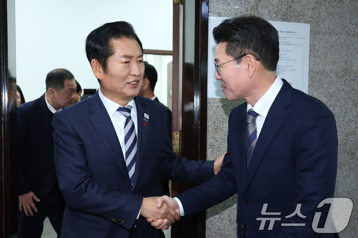 (서울=뉴스1) 신웅수 기자 = 정청래 더불어민주당 대표가 18일 서울 여의도 국회에서 정원오 성동구청장과 면담을 마친 후 악수하고 있다.  2025.12.18/뉴스1