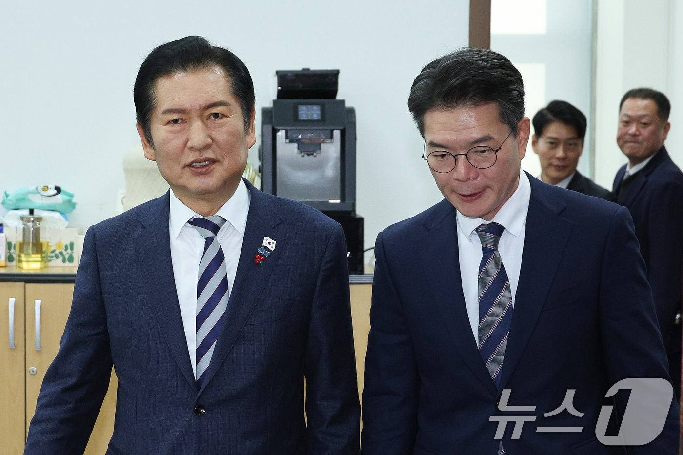 (서울=뉴스1) 신웅수 기자 = 정청래 더불어민주당 대표가 18일 서울 여의도 국회에서 정원오 성동구청장과 면담을 마친 후 당대표실을 나서고 있다.  2025.12.18/뉴스1