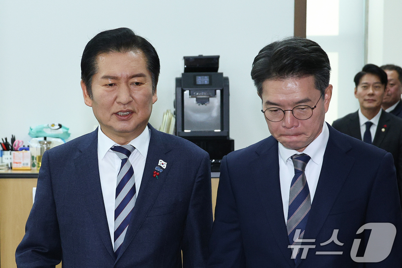 (서울=뉴스1) 신웅수 기자 = 정청래 더불어민주당 대표가 18일 서울 여의도 국회에서 정원오 성동구청장과 면담을 마친 후 당대표실을 나서고 있다.  2025.12.18/뉴스1