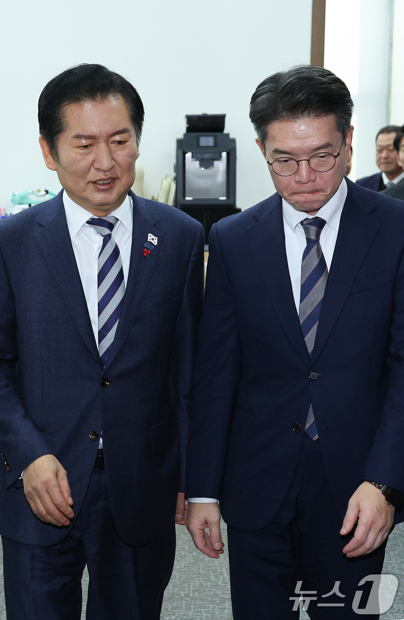 (서울=뉴스1) 신웅수 기자 = 정청래 더불어민주당 대표가 18일 서울 여의도 국회에서 정원오 성동구청장과 면담을 마친 후 당대표실을 나서고 있다.  2025.12.18/뉴스1