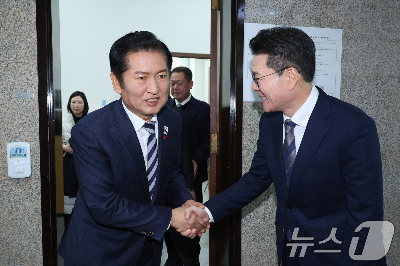 (서울=뉴스1) 신웅수 기자 = 정청래 더불어민주당 대표가 18일 서울 여의도 국회에서 정원오 성동구청장과 면담을 마친 후 당대표실을 나서고 있다.  2025.12.18/뉴스1