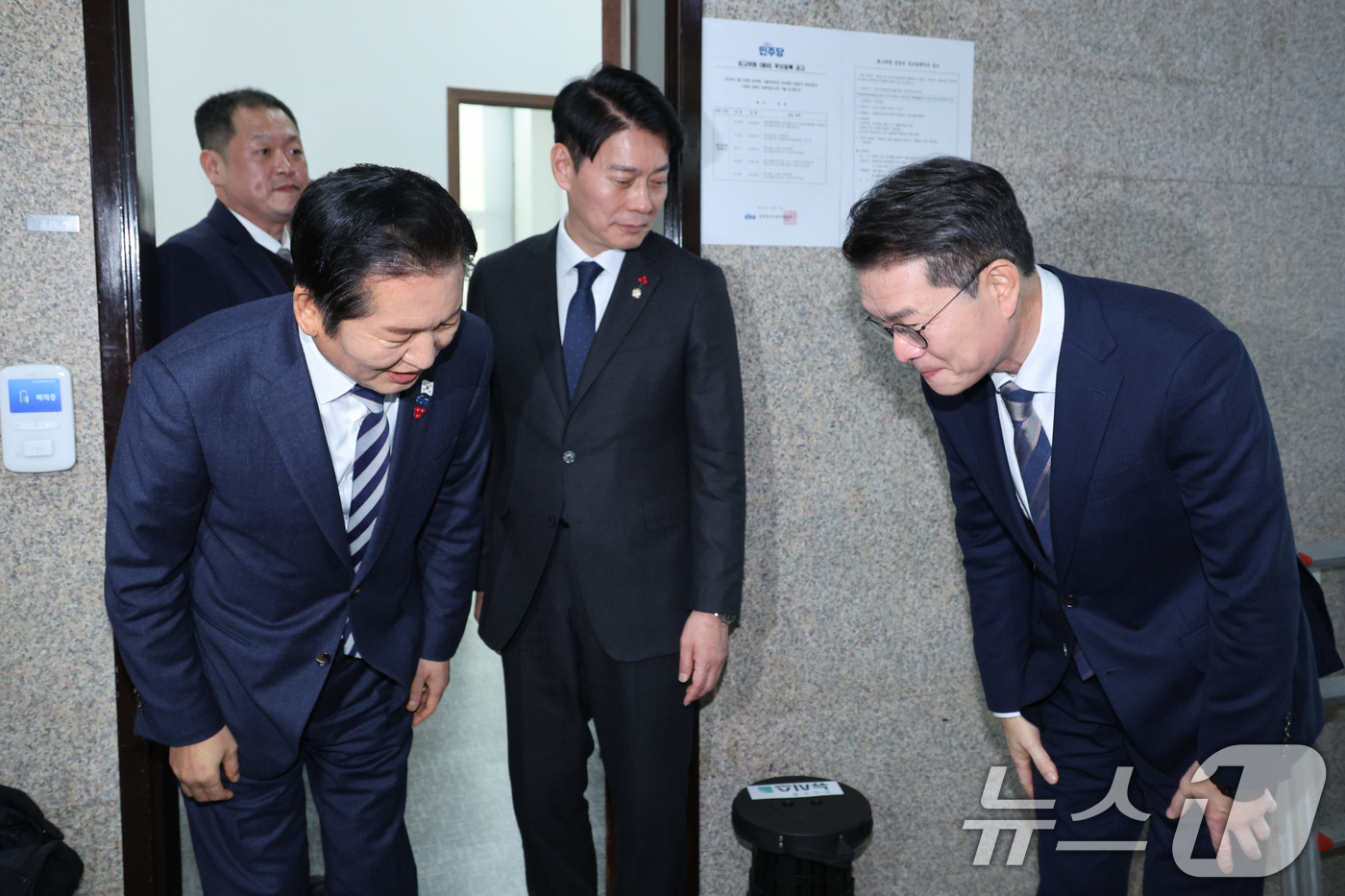 (서울=뉴스1) 신웅수 기자 = 정청래 더불어민주당 대표가 18일 서울 여의도 국회에서 정원오 성동구청장과 면담을 마친 후 인사하고 있다. 2025.12.18/뉴스1