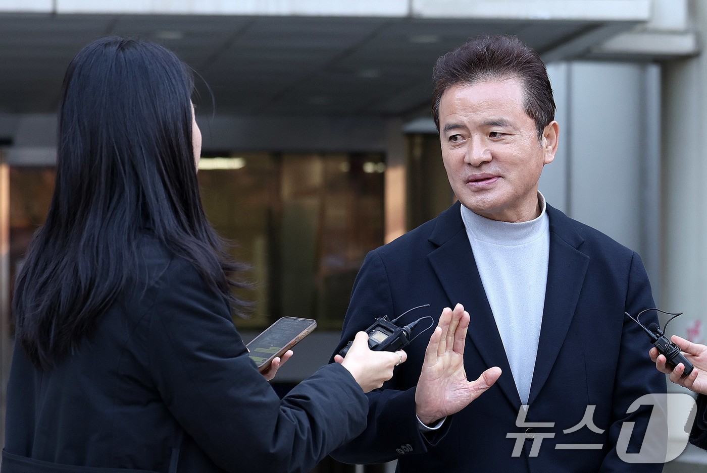 (서울=뉴스1) 박지혜 기자 = 임종성 전 의원이 18일 서울 서초구 서울고법에서 열린 정당법 위반 2심 선고에서 무죄를 선고 받은 뒤 취재진 질문에 답하고 있다.임 전 의원은 이 …