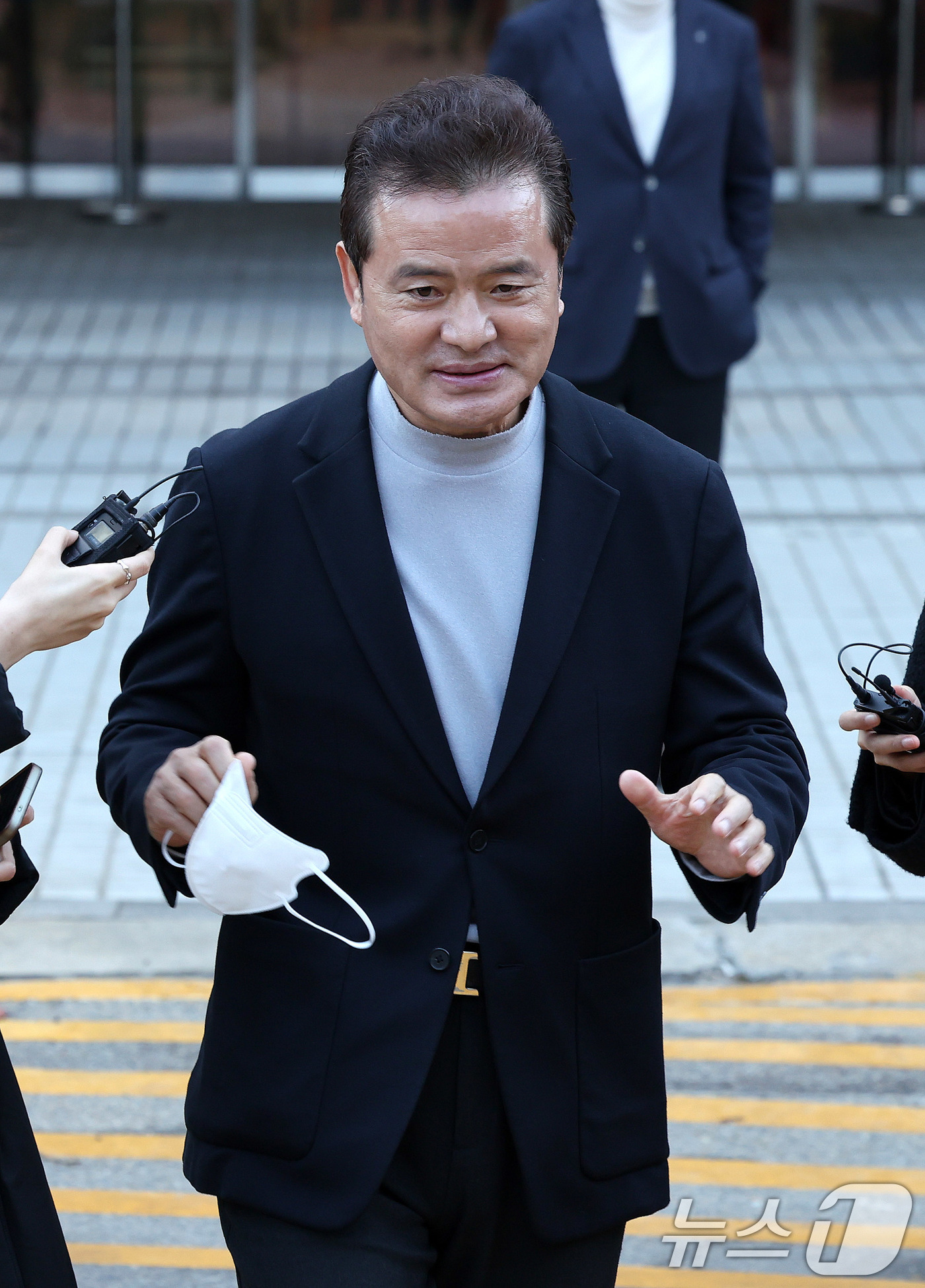 (서울=뉴스1) 박지혜 기자 = 임종성 전 의원이 18일 서울 서초구 서울고법에서 열린 정당법 위반 2심 선고에서 무죄를 선고 받은 뒤 취재진 질문에 답하고 있다.임 전 의원은 이 …