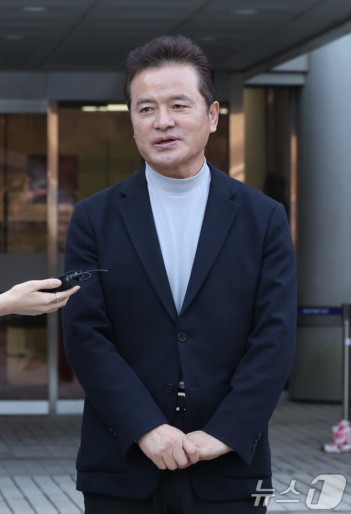 (서울=뉴스1) 박지혜 기자 = 임종성 전 의원이 18일 서울 서초구 서울고법에서 열린 정당법 위반 2심 선고에서 무죄를 선고 받은 뒤 취재진 질문에 답하고 있다.임 전 의원은 이 …