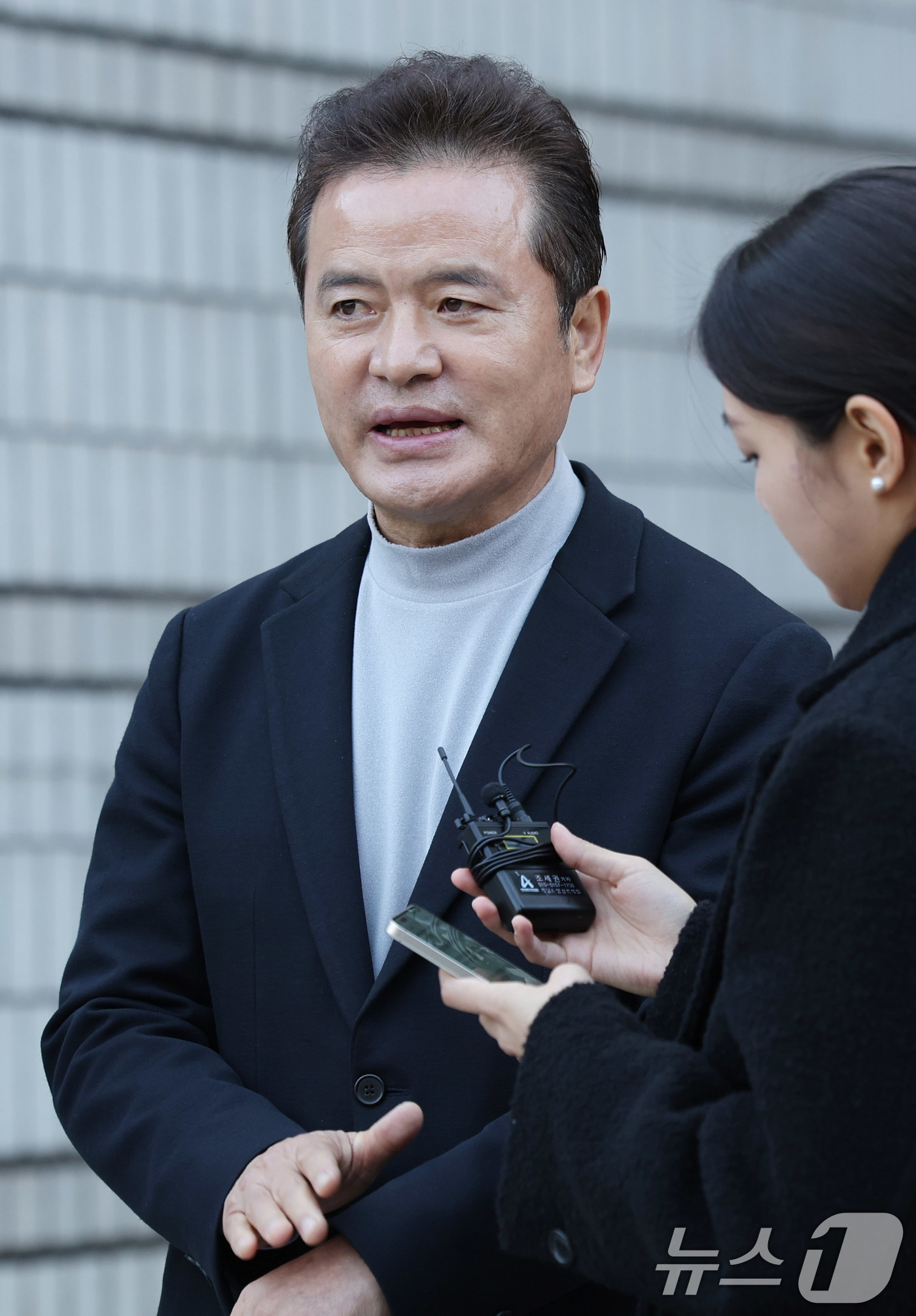 (서울=뉴스1) 박지혜 기자 = 임종성 전 의원이 18일 서울 서초구 서울고법에서 열린 정당법 위반 2심 선고에서 무죄를 선고 받은 뒤 취재진 질문에 답하고 있다.임 전 의원은 이 …