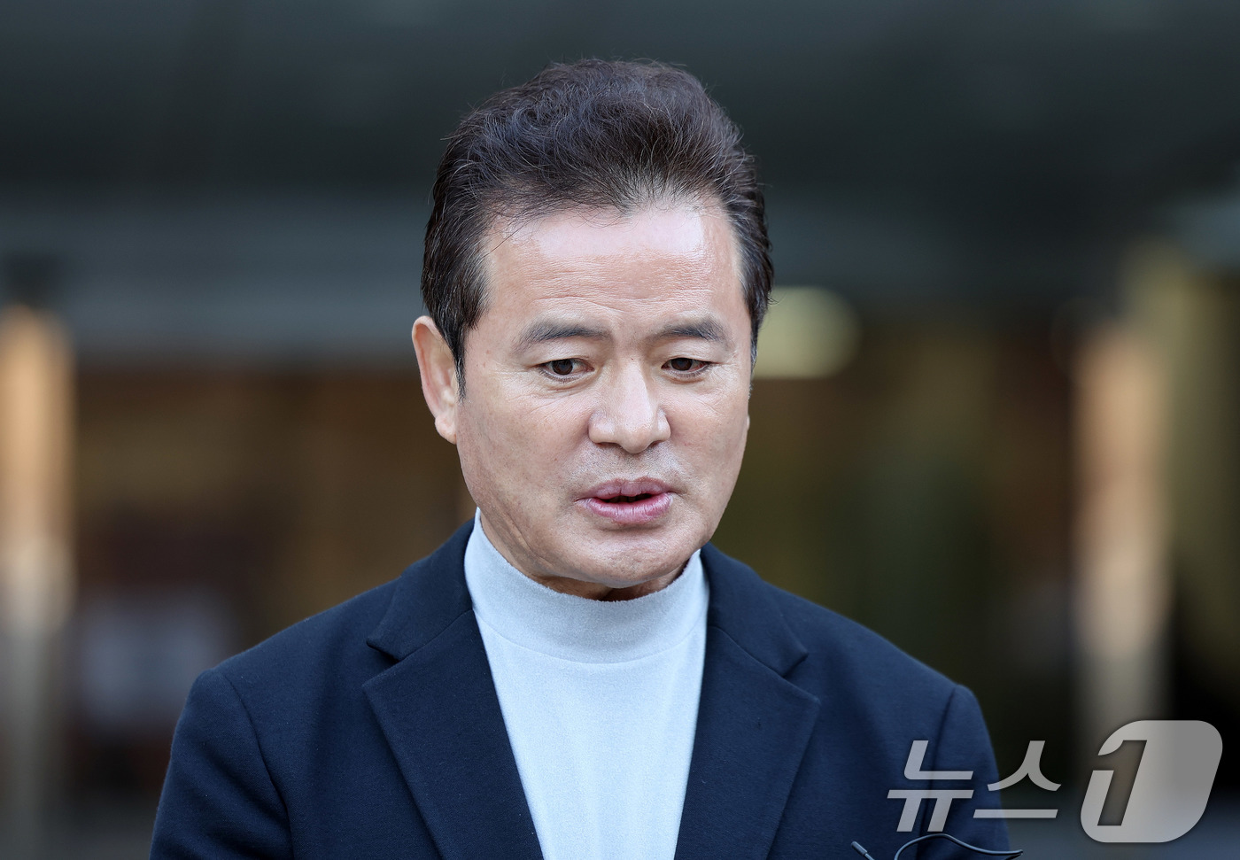 (서울=뉴스1) 박지혜 기자 = 임종성 전 의원이 18일 서울 서초구 서울고법에서 열린 정당법 위반 2심 선고에서 무죄를 선고 받은 뒤 취재진 질문에 답하고 있다.임 전 의원은 이 …