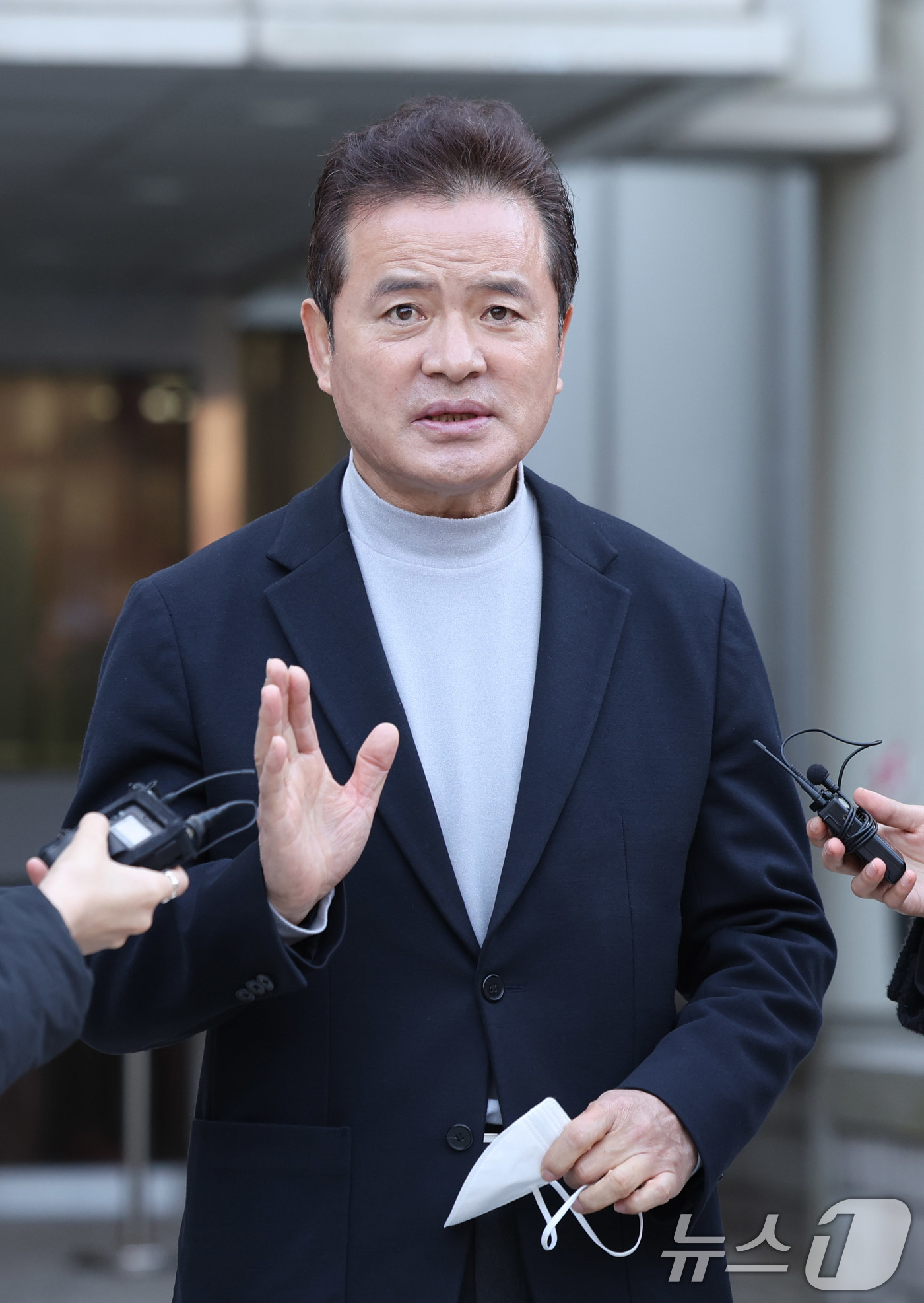 (서울=뉴스1) 박지혜 기자 = 임종성 전 의원이 18일 서울 서초구 서울고법에서 열린 정당법 위반 2심 선고에서 무죄를 선고 받은 뒤 취재진 질문에 답하고 있다.임 전 의원은 이 …