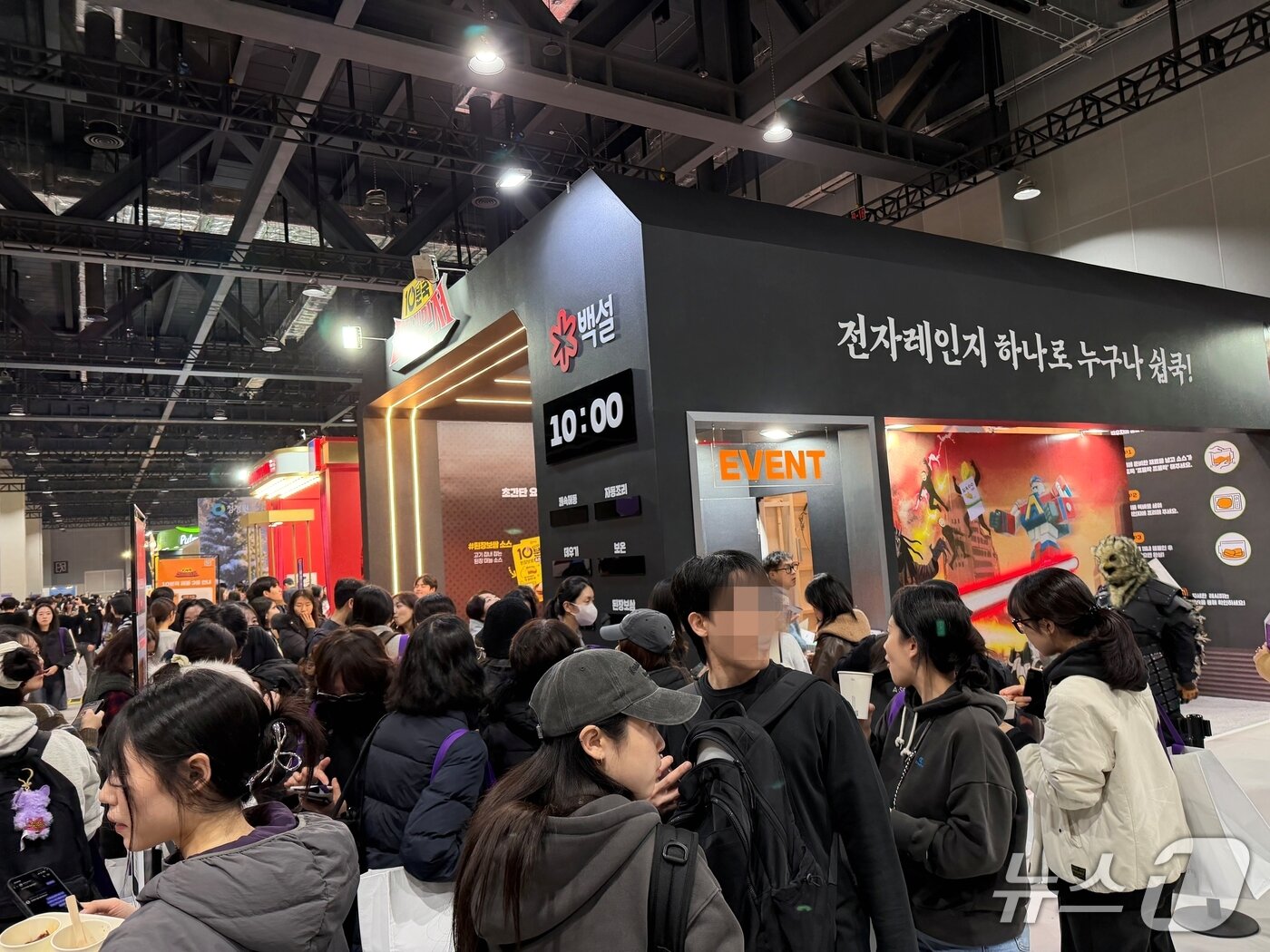 본문 이미지 - 18일 코엑스 마곡 전시장에서 열린 컬리푸드페스타의 한 부스에 모인 관람객들.ⓒ News1 윤수희 기자 