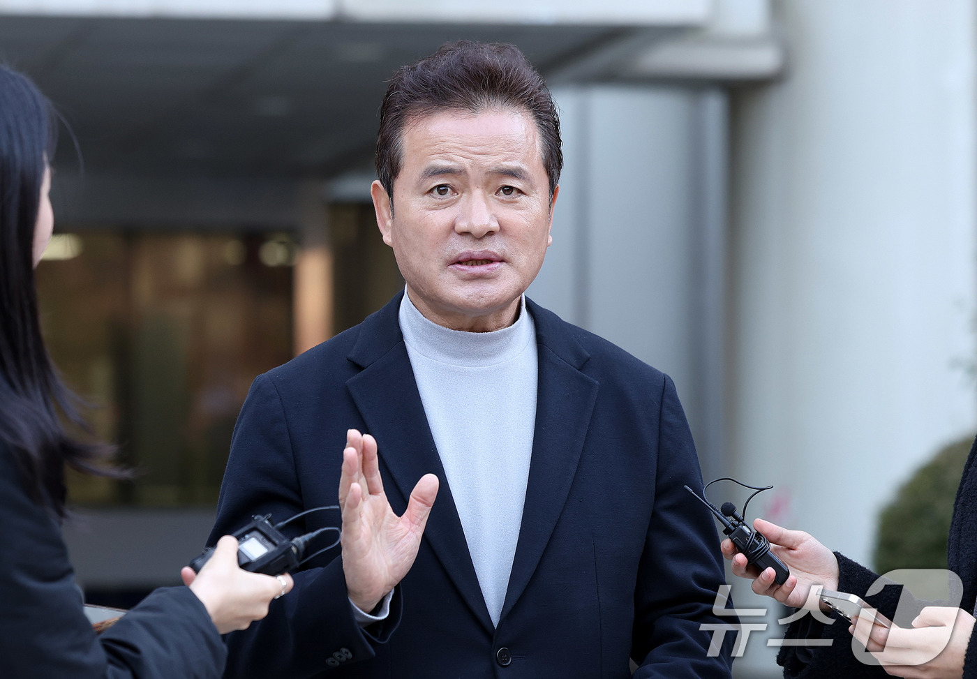 (서울=뉴스1) 박지혜 기자 = 임종성 전 의원이 18일 서울 서초구 서울고법에서 열린 정당법 위반 2심 선고에서 무죄를 선고 받은 뒤 취재진 질문에 답하고 있다.임 전 의원은 이 …