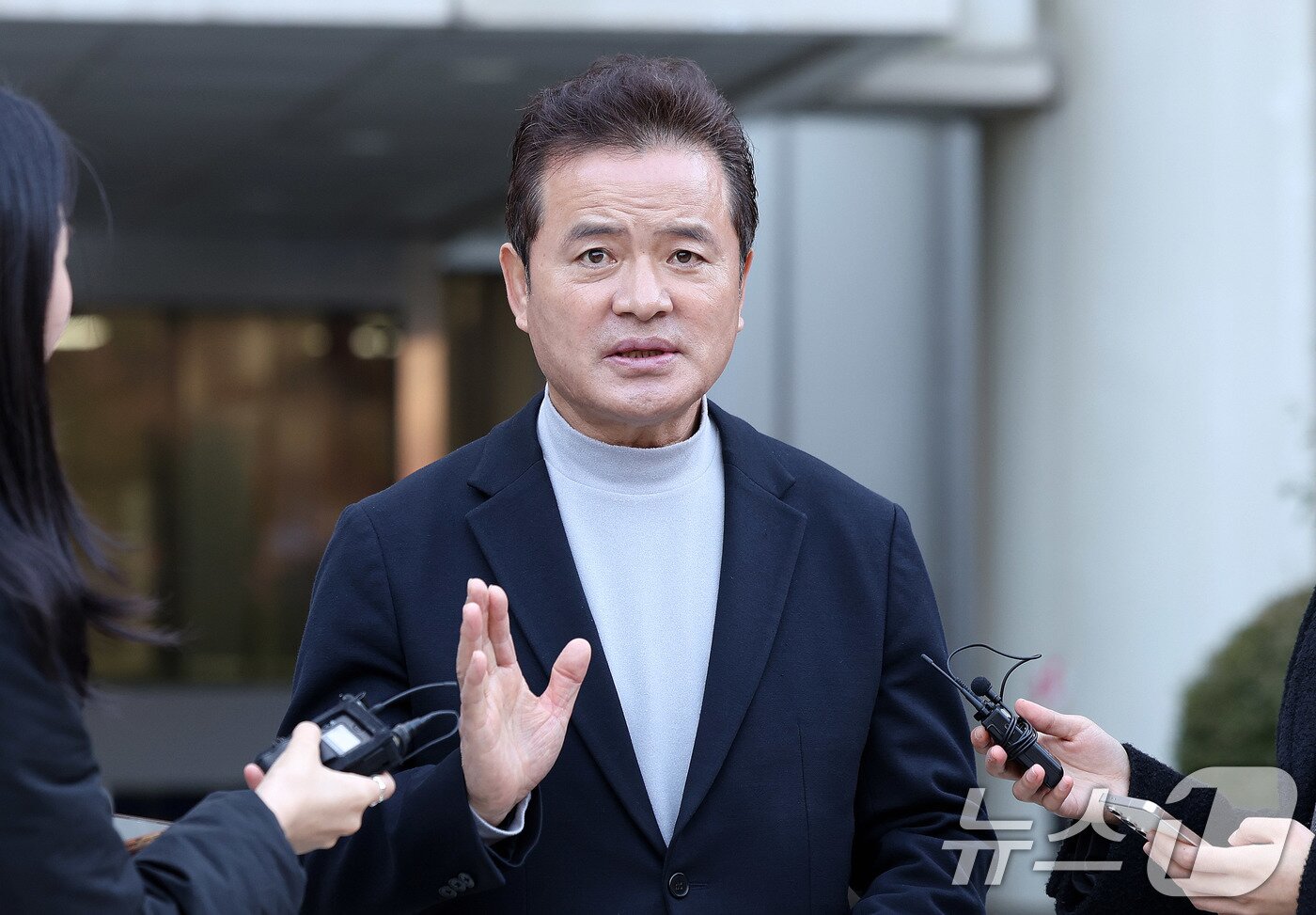 본문 이미지 - 임종성 전 의원이 18일 서울 서초구 서울고법에서 열린 정당법 위반 2심 선고에서 무죄를 선고 받은 뒤 취재진 질문에 답하고 있다. 임 전 의원은 이날 정당법 위반 등 혐의에 대한 항소심에서 무죄를 선고받은 뒤 서울고법을 나서면서 ‘통일교 금품 수수 의혹’ 관련 “그런 적 없다”고 관련 사실을 부인했다. 명품시계 수수 의혹 관련해서도 “시계를 원래 안찬다”고 답하기도 했다. 2025.12.18/뉴스1 ⓒ News1 박지혜 기자