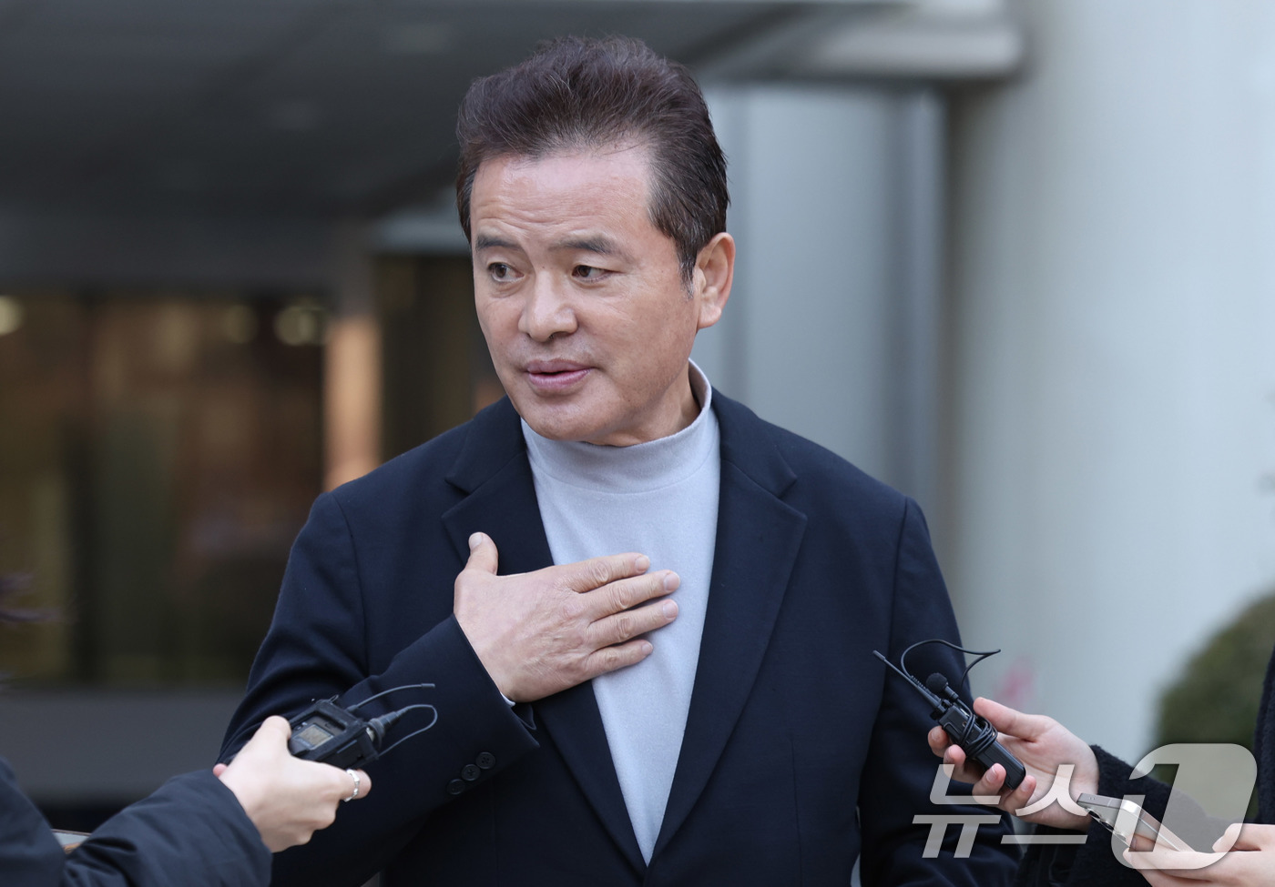 (서울=뉴스1) 박지혜 기자 = 임종성 전 의원이 18일 서울 서초구 서울고법에서 열린 정당법 위반 2심 선고에서 무죄를 선고 받은 뒤 취재진 질문에 답하고 있다.임 전 의원은 이 …