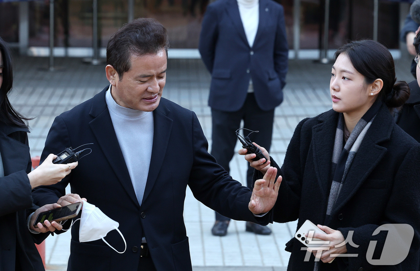 (서울=뉴스1) 박지혜 기자 = 임종성 전 의원이 18일 서울 서초구 서울고법에서 열린 정당법 위반 2심 선고에서 무죄를 선고 받은 뒤 취재진 질문에 답하고 있다.임 전 의원은 이 …