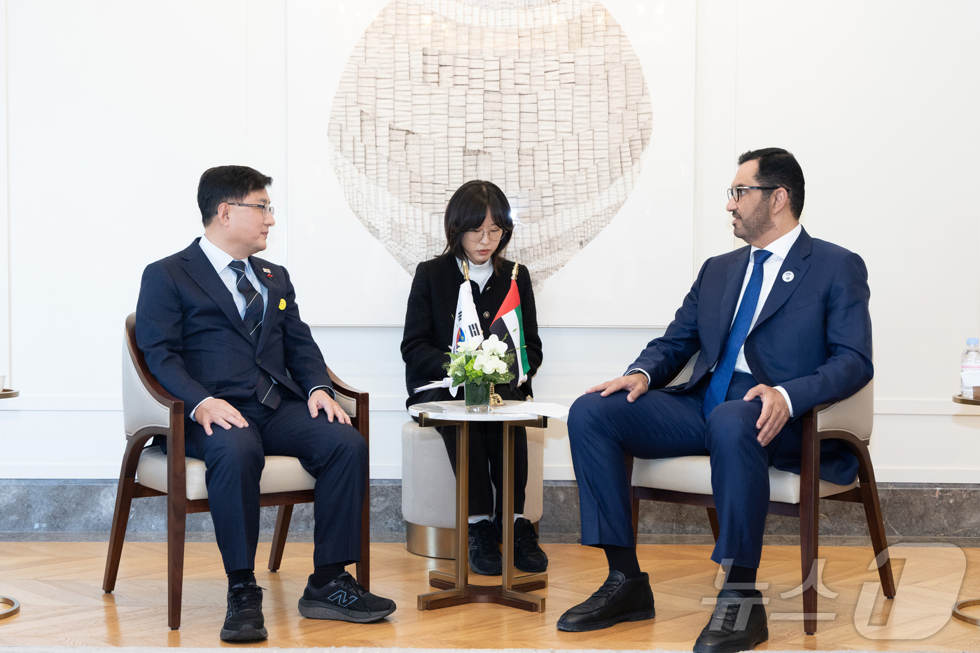 (서울=뉴스1) = 김성환 기후에너지환경부장관이 18일 서울 중구 롯데호텔에서 술탄 아흐마드 알 자베르 아랍에미리트(UAE) 산업첨단기술부 장관과 양자 회담을 갖고 있다. (기후에 …