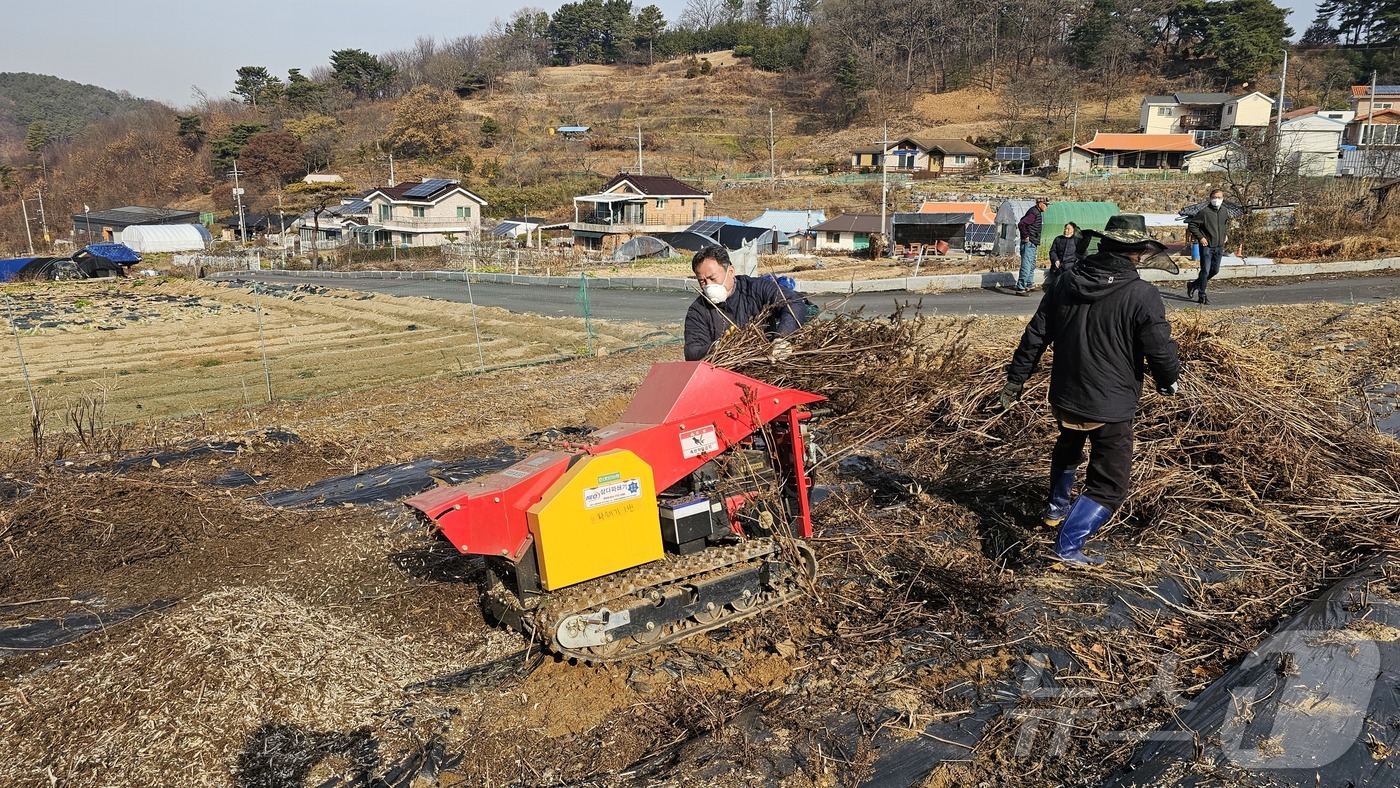 (대전=뉴스1) 이동원 기자 = 대전 신탄진농협(조합장 민권기)은 지난 10일 대전 대덕구 장동 일원에서 영농부산물 파쇄지원 행사를 가졌다.이번 행사는 영농부산물로 인한 산불 발생 …