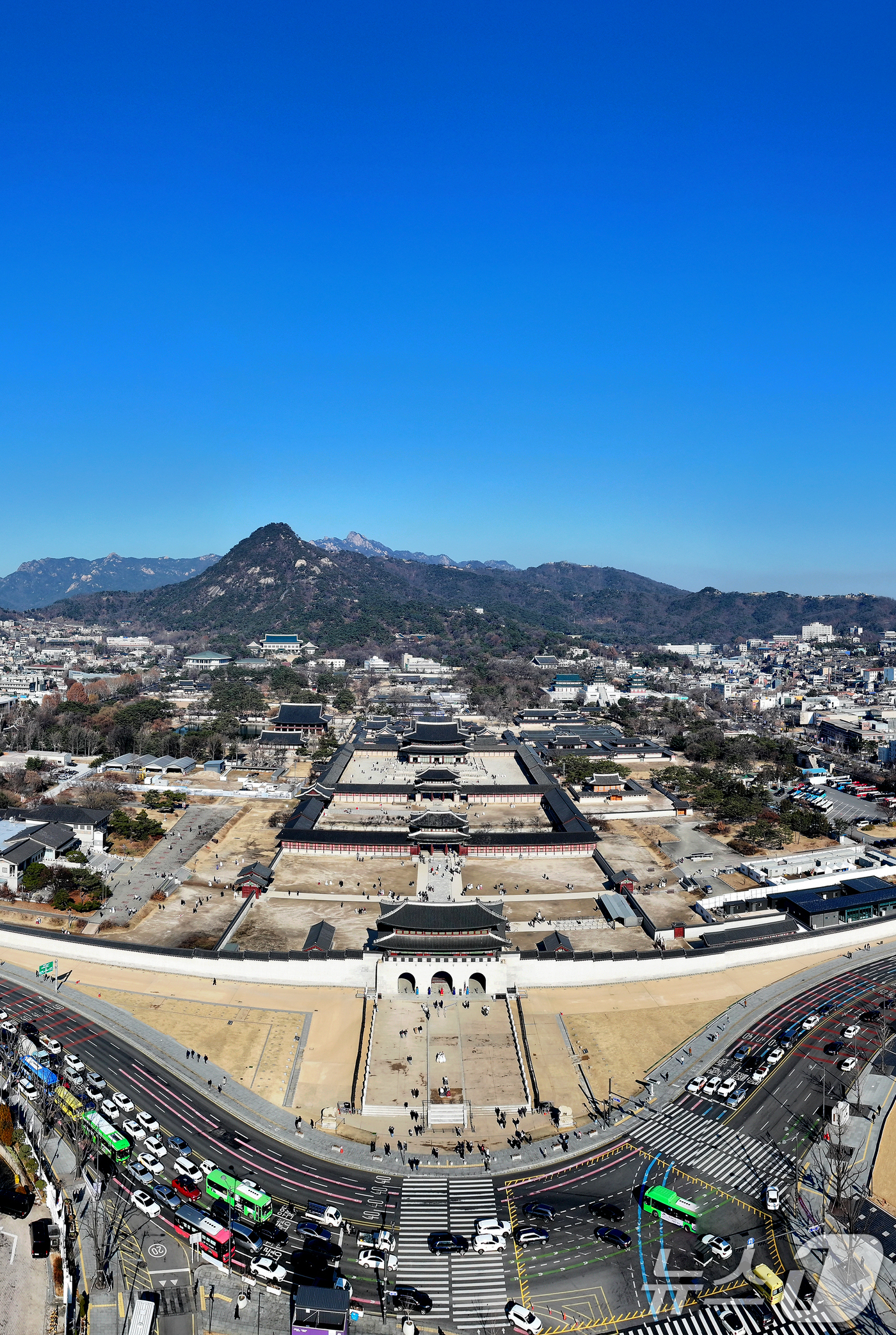 (서울=뉴스1) 이호윤 기자 = 대통령경호처가 청와대로 집무실을 이전한 뒤에도 열린·낮은 경호를 계속할 것이라고 밝혔다.경호처는 지난 14일 "청와대 내·외곽 경호구역 재지정을 추 …