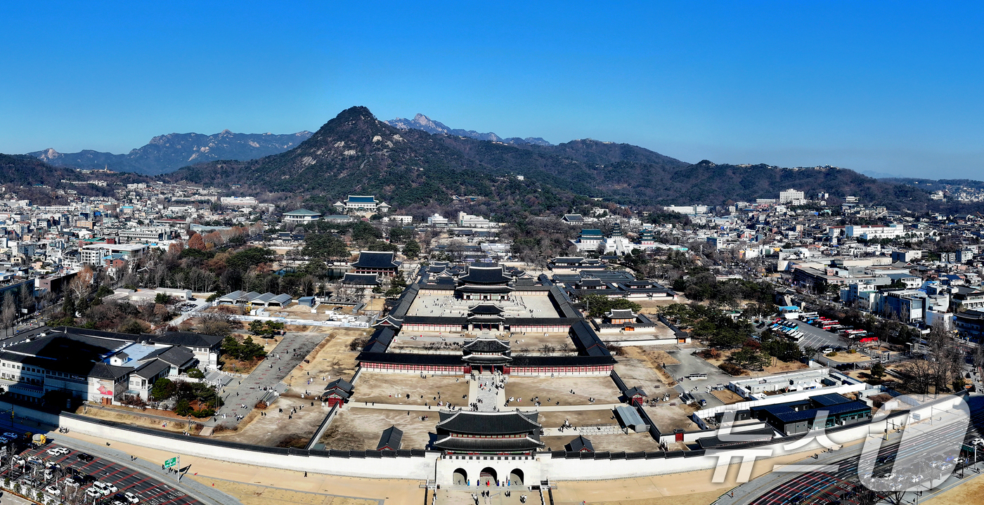 (서울=뉴스1) 이호윤 기자 = 대통령경호처가 청와대로 집무실을 이전한 뒤에도 열린·낮은 경호를 계속할 것이라고 밝혔다.경호처는 지난 14일 "청와대 내·외곽 경호구역 재지정을 추 …