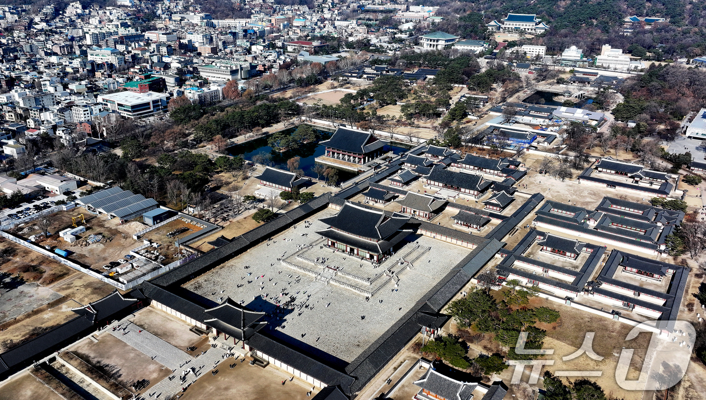 (서울=뉴스1) 이호윤 기자 = 대통령경호처가 청와대로 집무실을 이전한 뒤에도 열린·낮은 경호를 계속할 것이라고 밝혔다.경호처는 지난 14일 "청와대 내·외곽 경호구역 재지정을 추 …