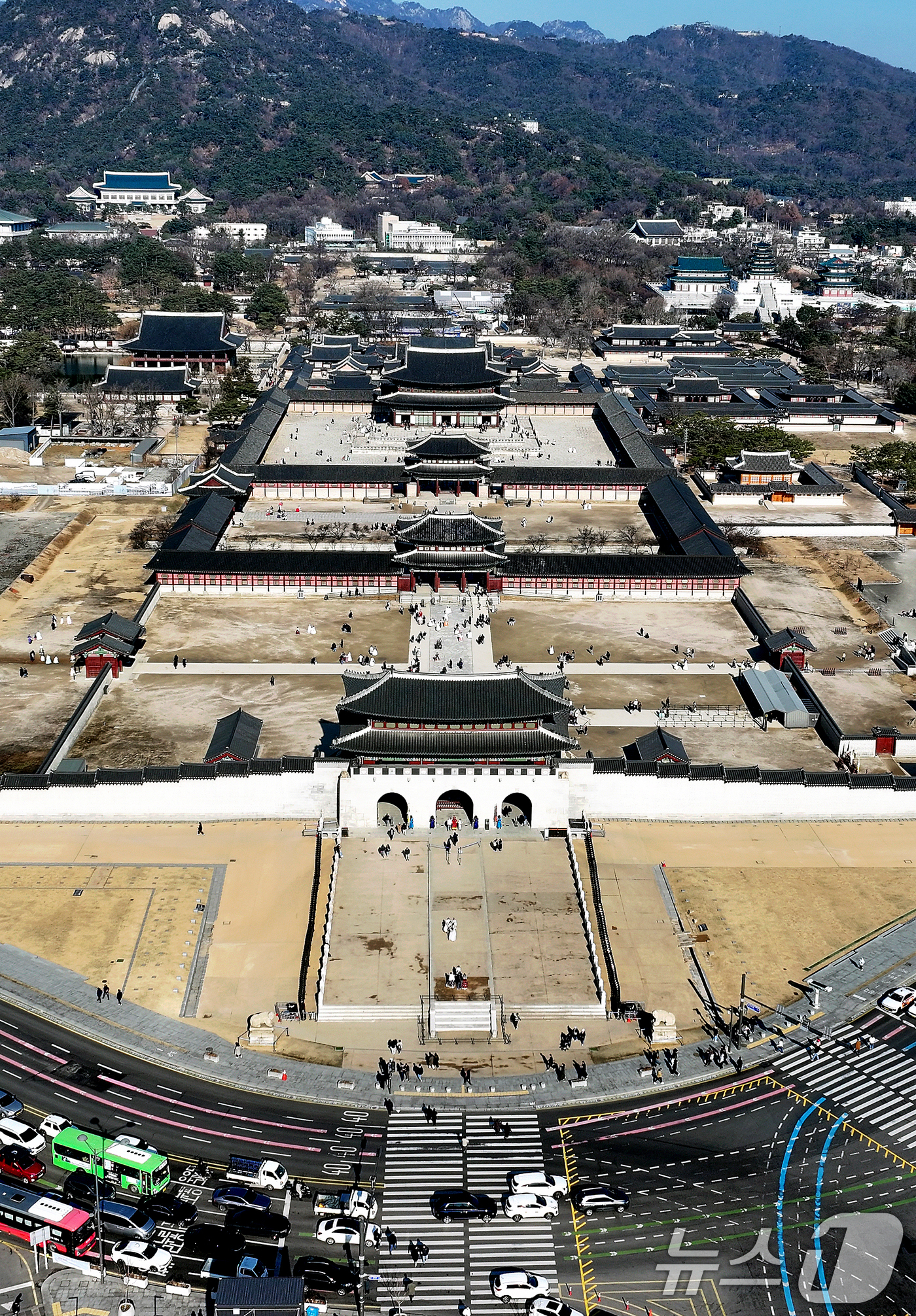 (서울=뉴스1) 이호윤 기자 = 대통령경호처가 청와대로 집무실을 이전한 뒤에도 열린·낮은 경호를 계속할 것이라고 밝혔다.경호처는 지난 14일 "청와대 내·외곽 경호구역 재지정을 추 …