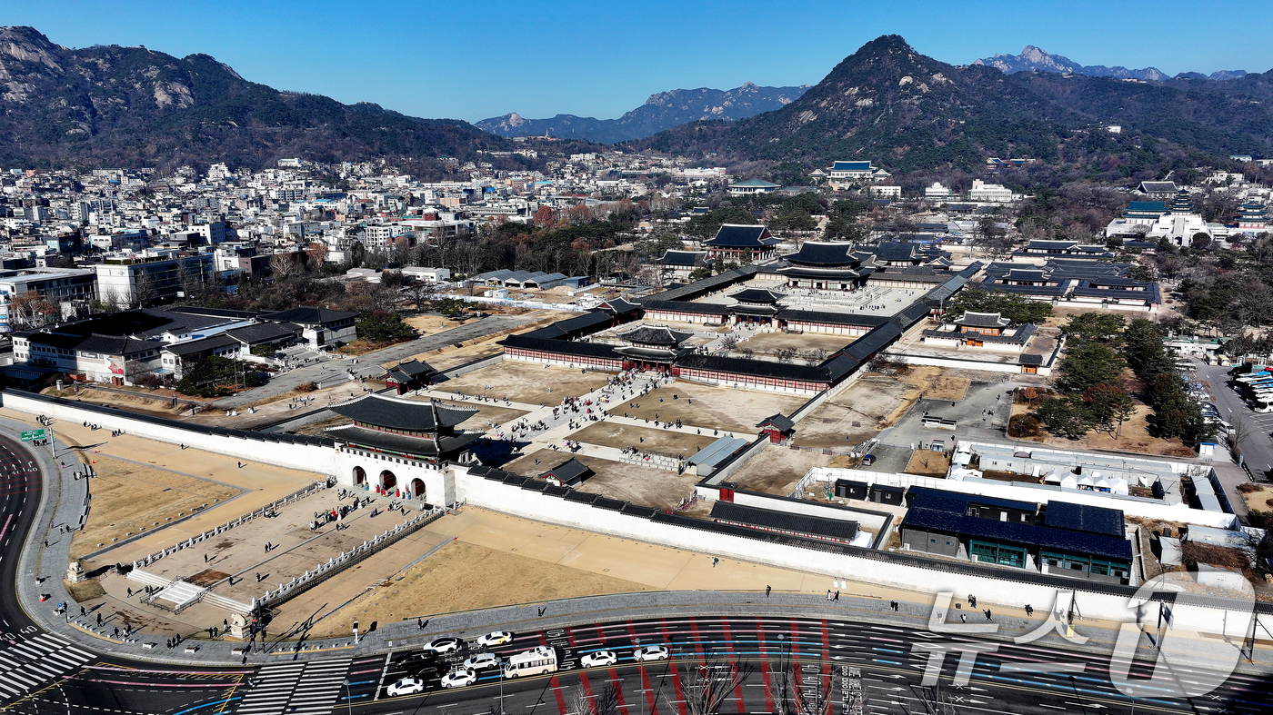 (서울=뉴스1) 이호윤 기자 = 대통령경호처가 청와대로 집무실을 이전한 뒤에도 열린·낮은 경호를 계속할 것이라고 밝혔다.경호처는 지난 14일 "청와대 내·외곽 경호구역 재지정을 추 …